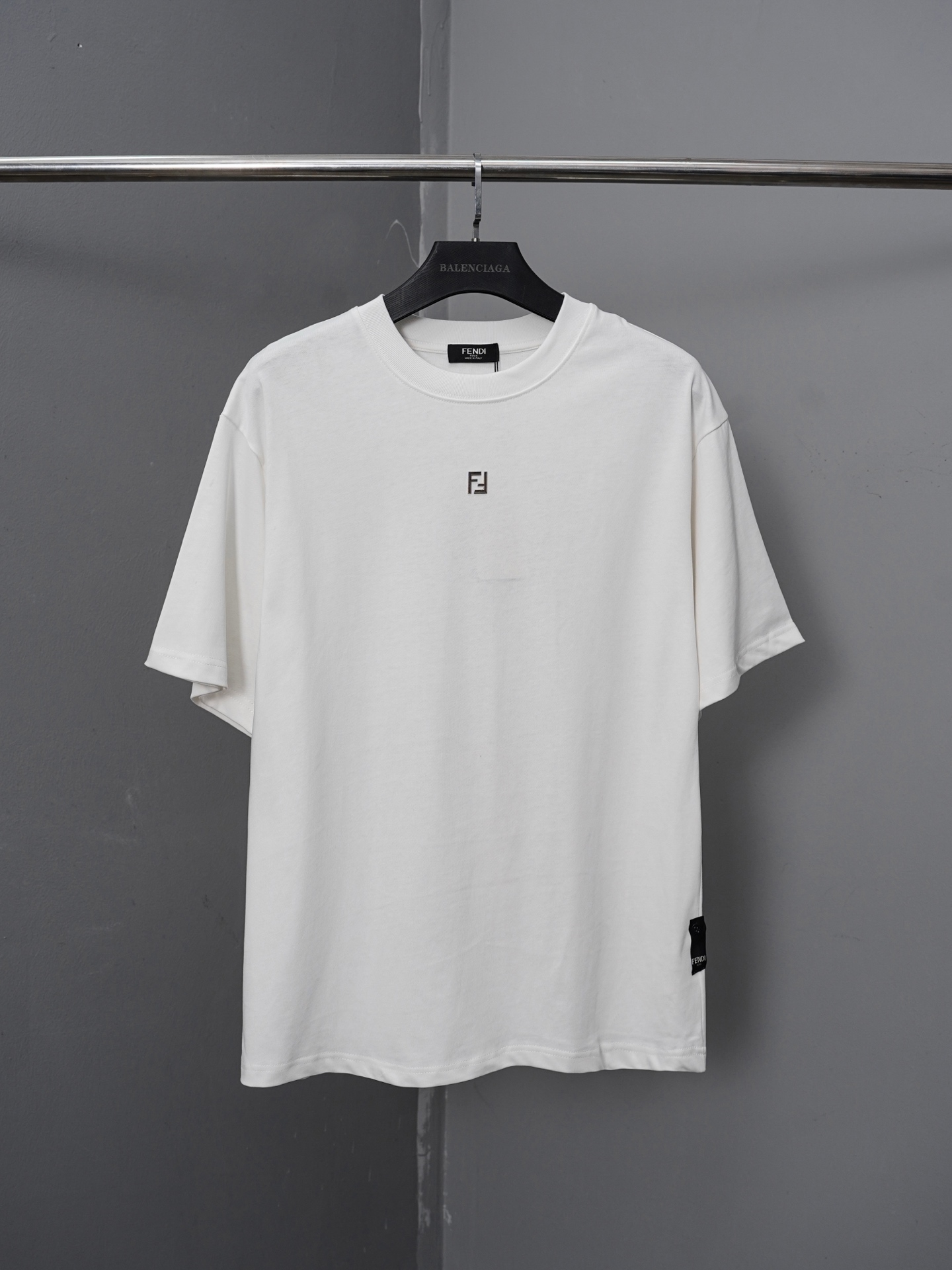 p90 Modelo PJ069 Fendi 26 nuevo modelo limitado personalizado camiseta de cuello redondo con botón plateado metálico, p…