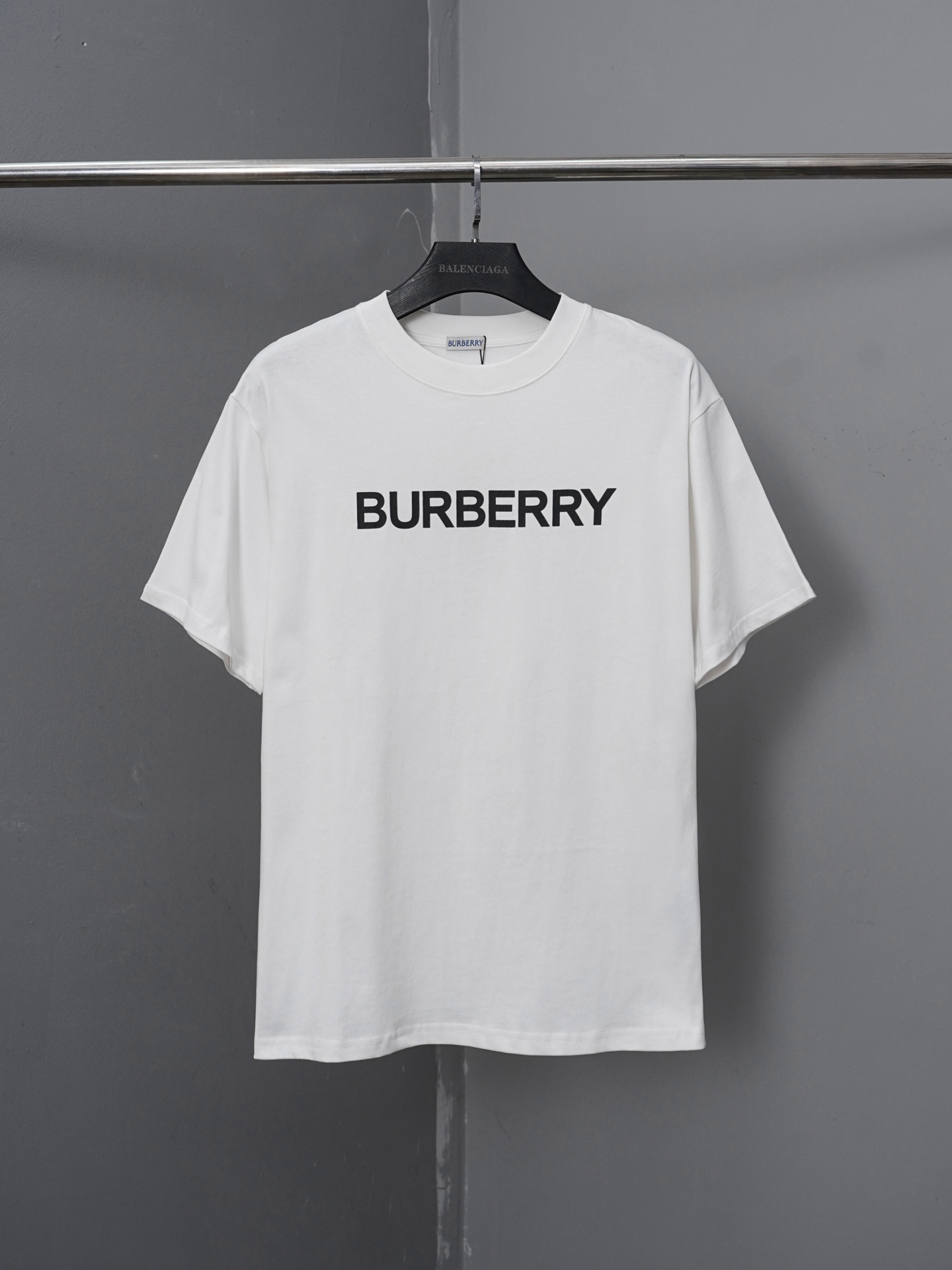 p80 número de modelo PJ076 Camiseta de manga corta con estampado de letras clásicas de Burberry, versión original perso…