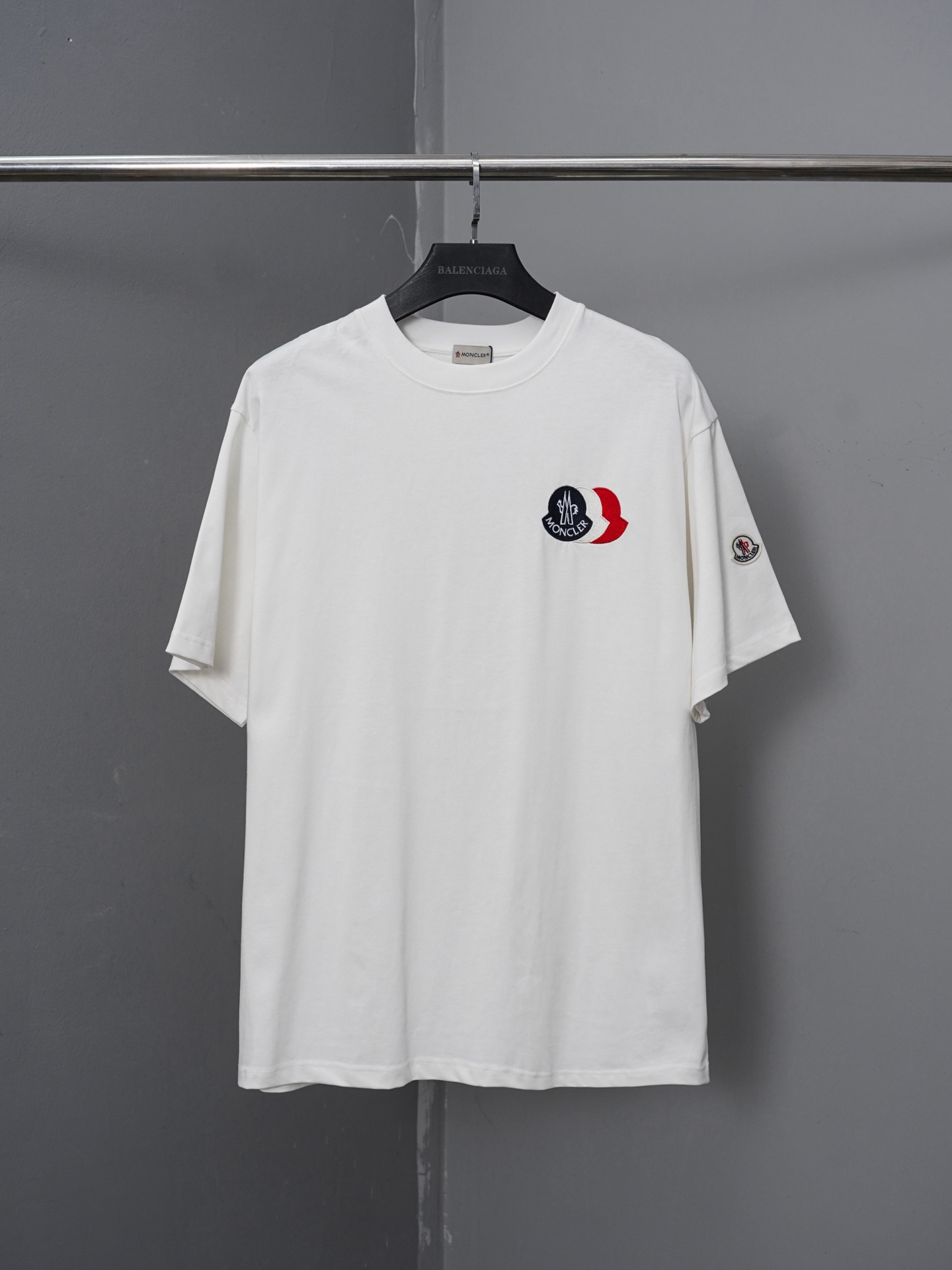 p85 modelo PJ077 Moncler 26 nueva colección con logo bordado en serie, camiseta de manga corta con cuello redondo, pers…