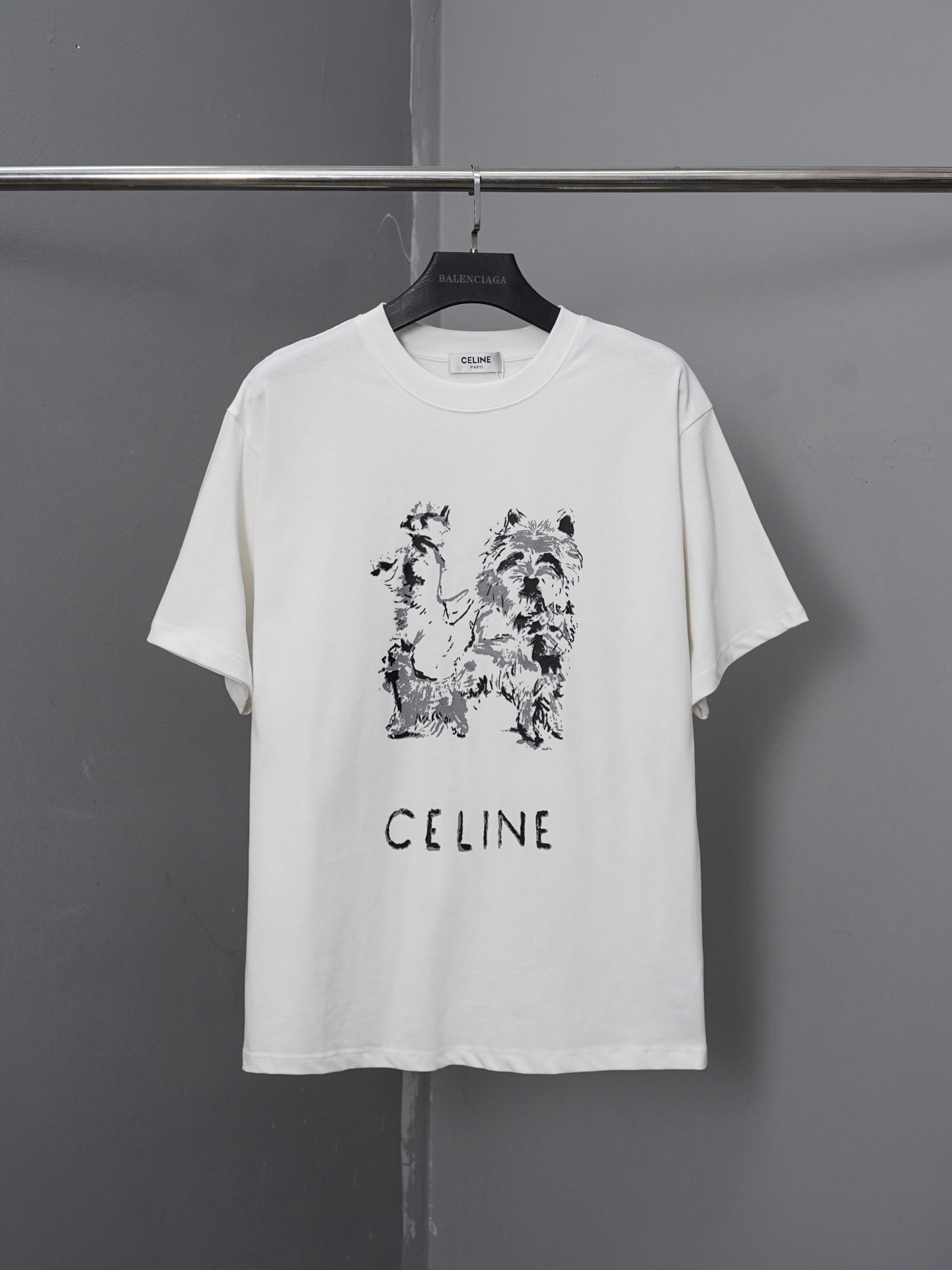 p90 modelo PJ078 camiseta de cuello redondo de manga corta con estampado de perro Celine nueva colección 26, réplica pe…