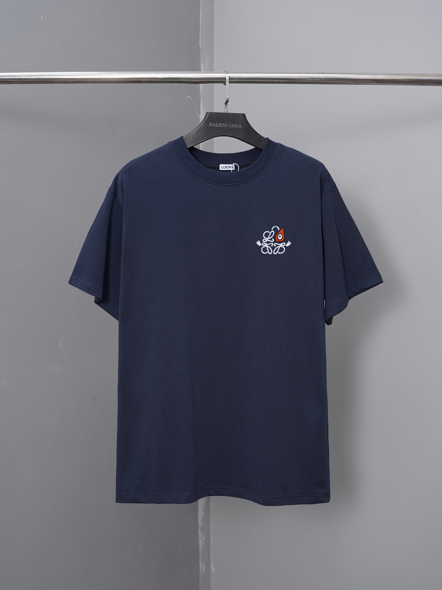 p85 Modelo PJ079 Camiseta de manga corta con bordado de colaboración del monstruo pequeño de Loewe, personalizada origi…