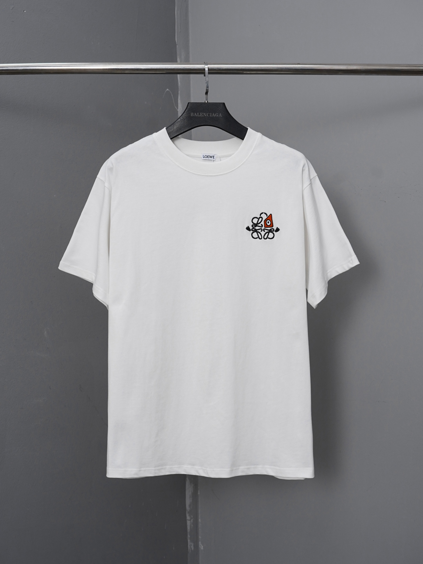 p85 Modelo PJ079 Camiseta de manga corta con bordado de colaboración del monstruo pequeño de Loewe, personalizada origi…
