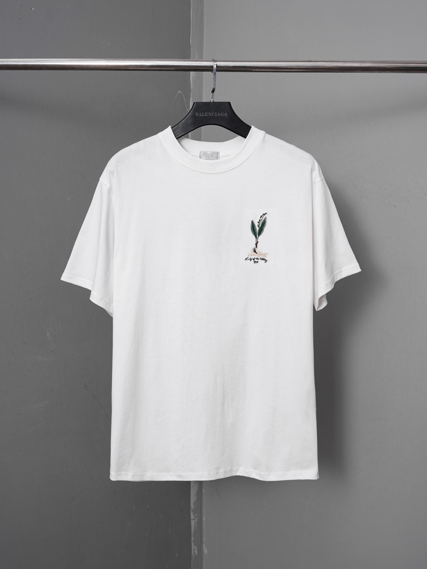 p85 número de modelo PJ082 Camiseta de manga corta con bordado de árbol joven clásico de Dior, versión original persona…