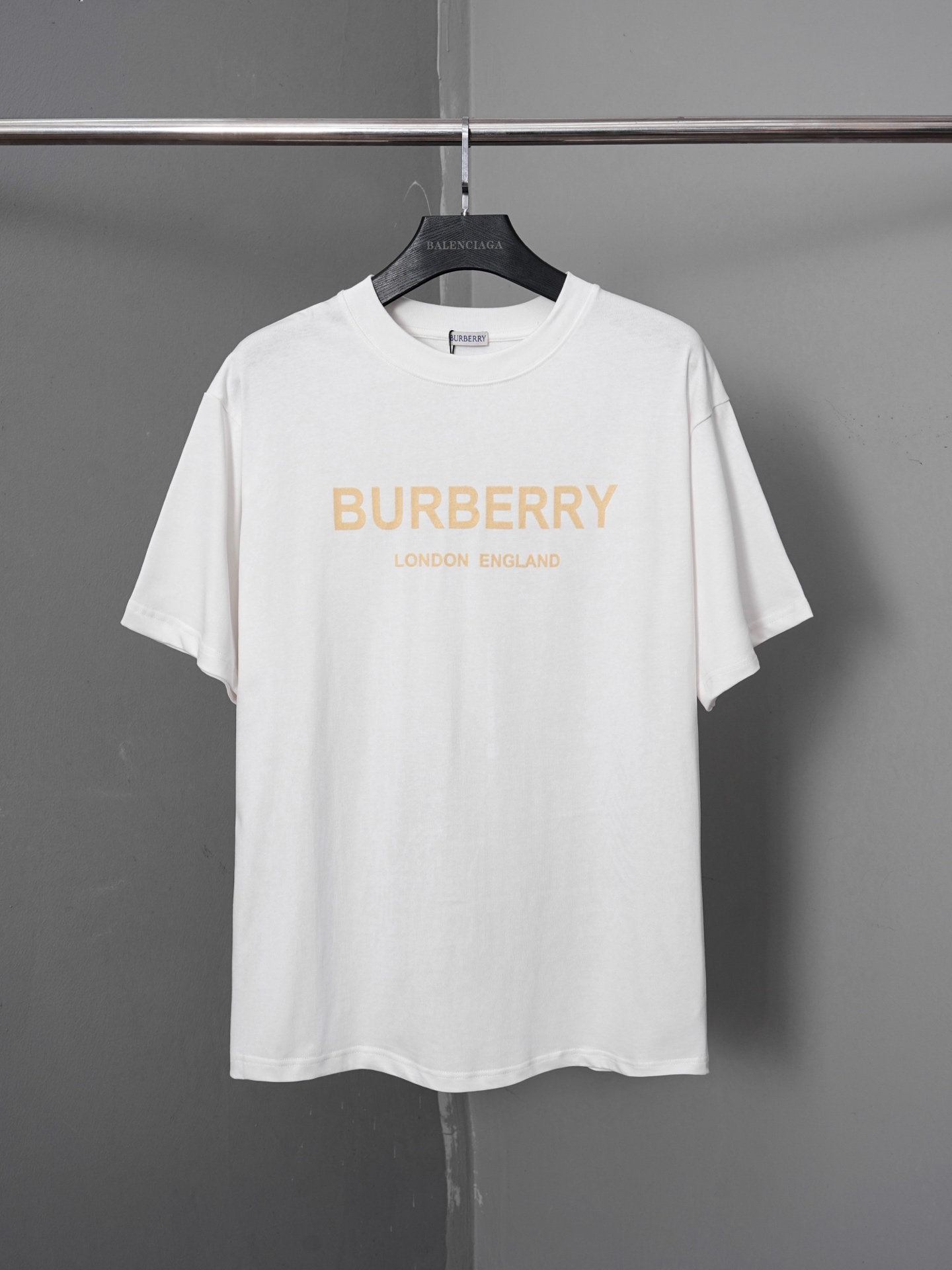 p85 número de modelo PJ084 La nueva camiseta de manga corta con etiqueta dorada flocada de gama alta limitada de Burber…