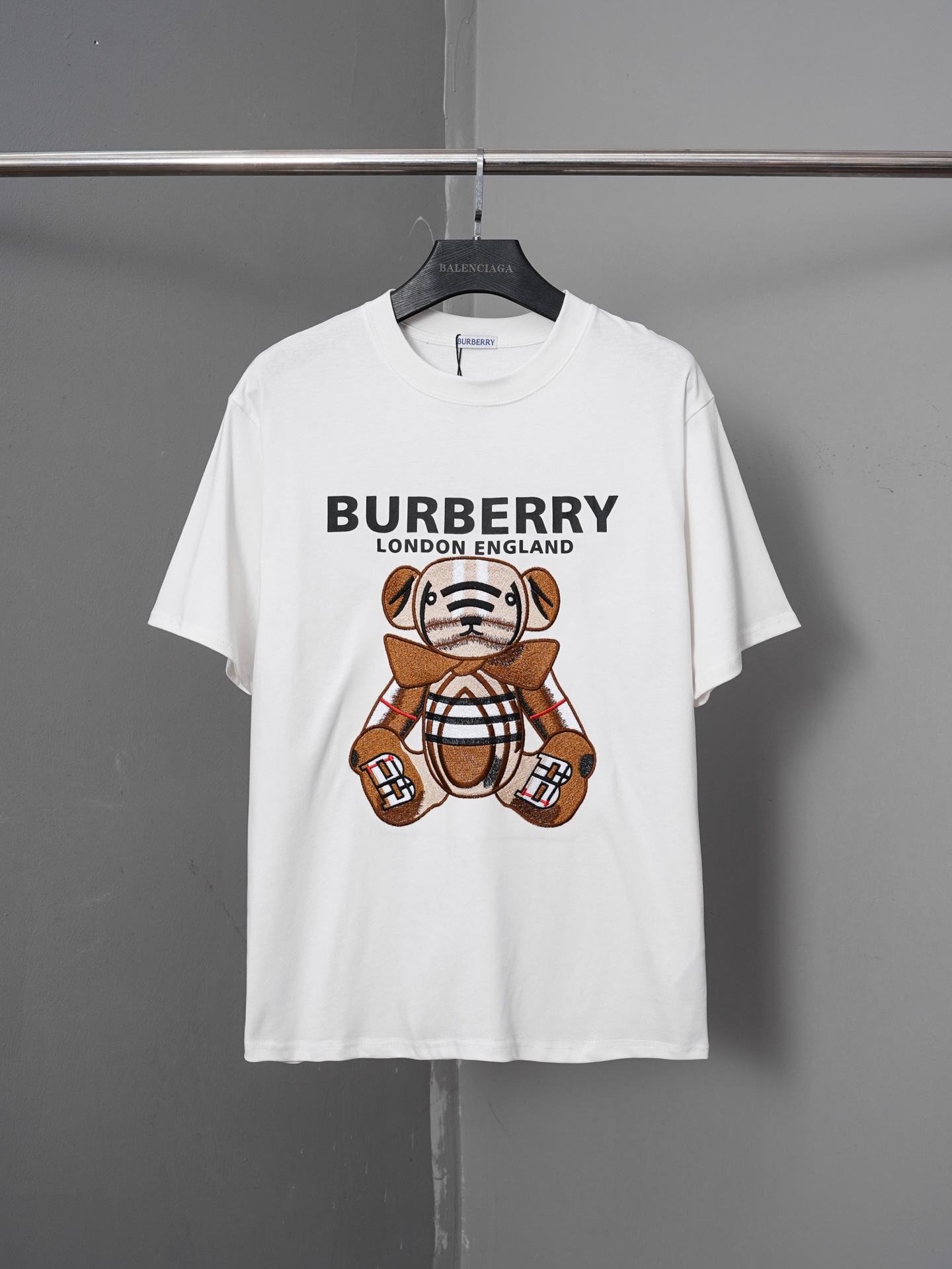 p95 número de modelo PJ086 Camiseta de manga corta con estampado de letras bordadas y parche de oso de Burberry. Versió…