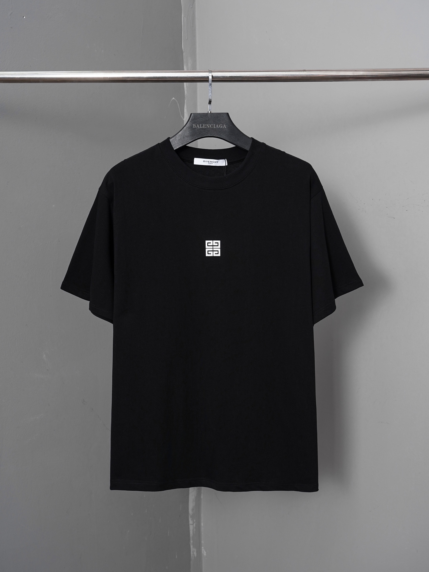 p85 número de modelo PJ088 Camiseta de manga corta con estampado simple, estilo clásico y atractivo de Givenchy. Versió…