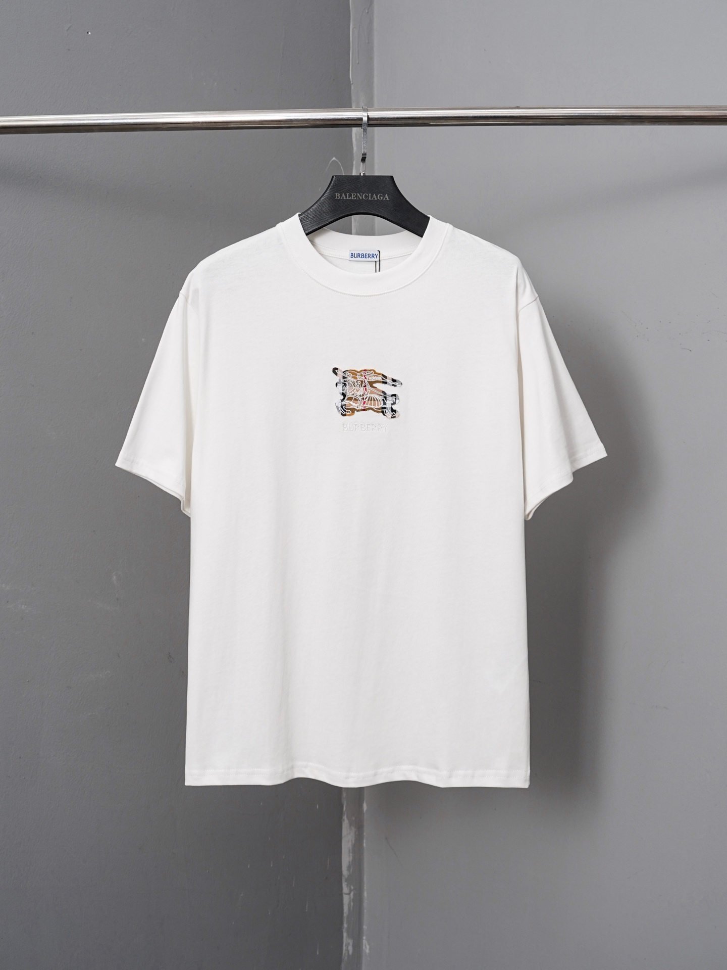 p85 número de modelo PJ092 Camiseta de manga corta bordada con parche de caballo de guerra a cuadros clásico de Burberr…