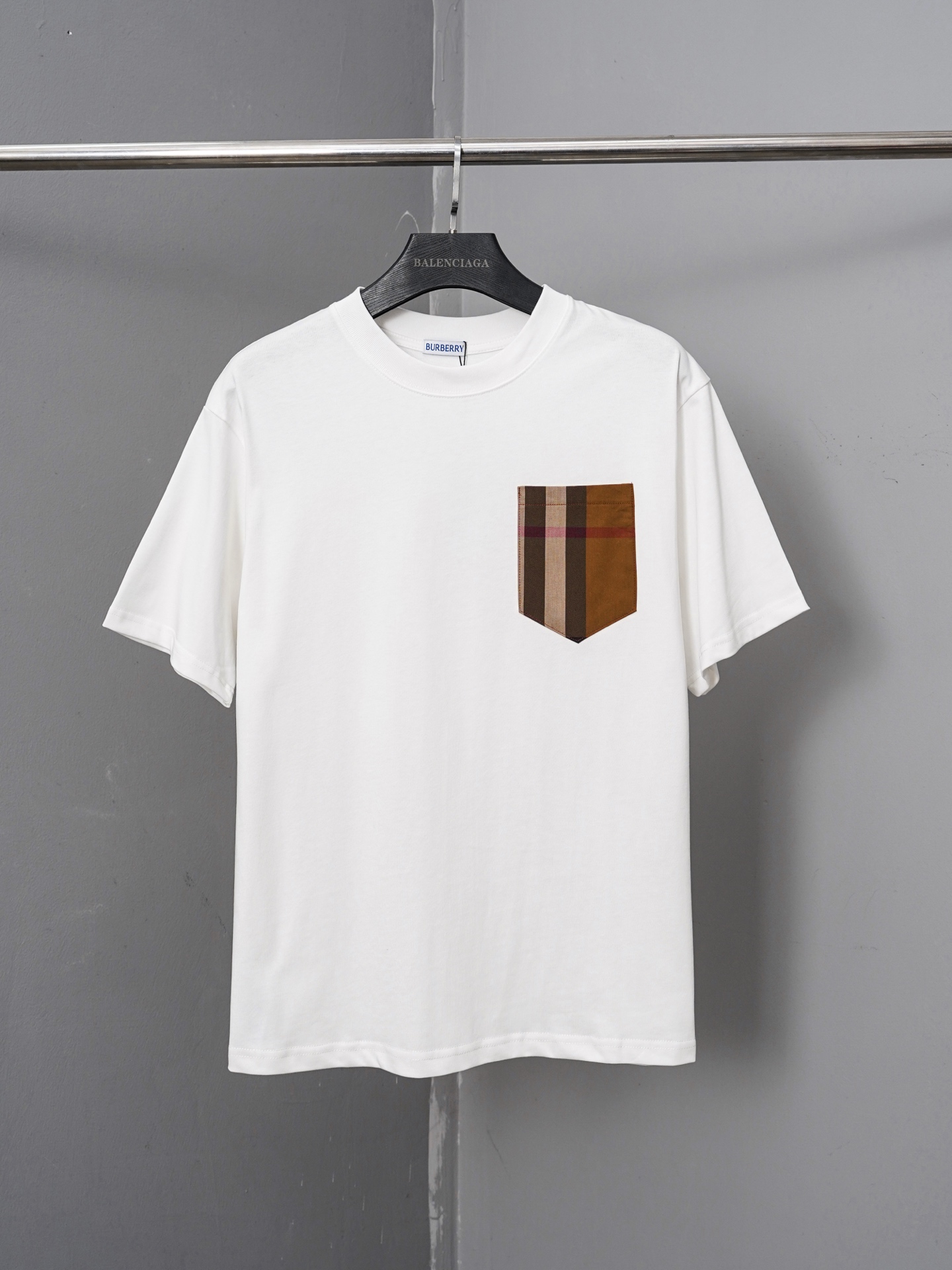 p85 número de modelo PJ094 Camiseta clásica de manga corta con bolsillo a cuadros de Burberry, versión original persona…