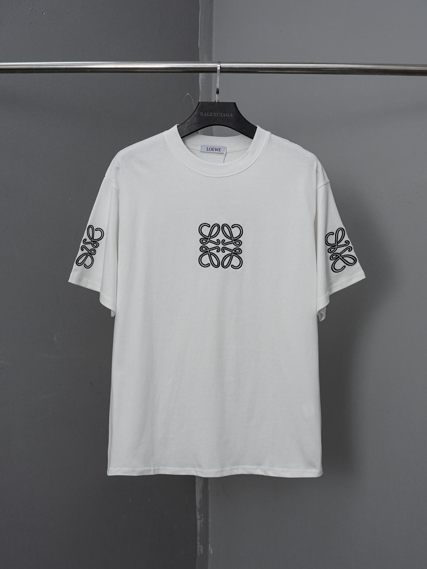 p90 Modelo PJ096 Camiseta de manga corta con bordado de desplazamiento de alta costura de Loewe, personalizada original…
