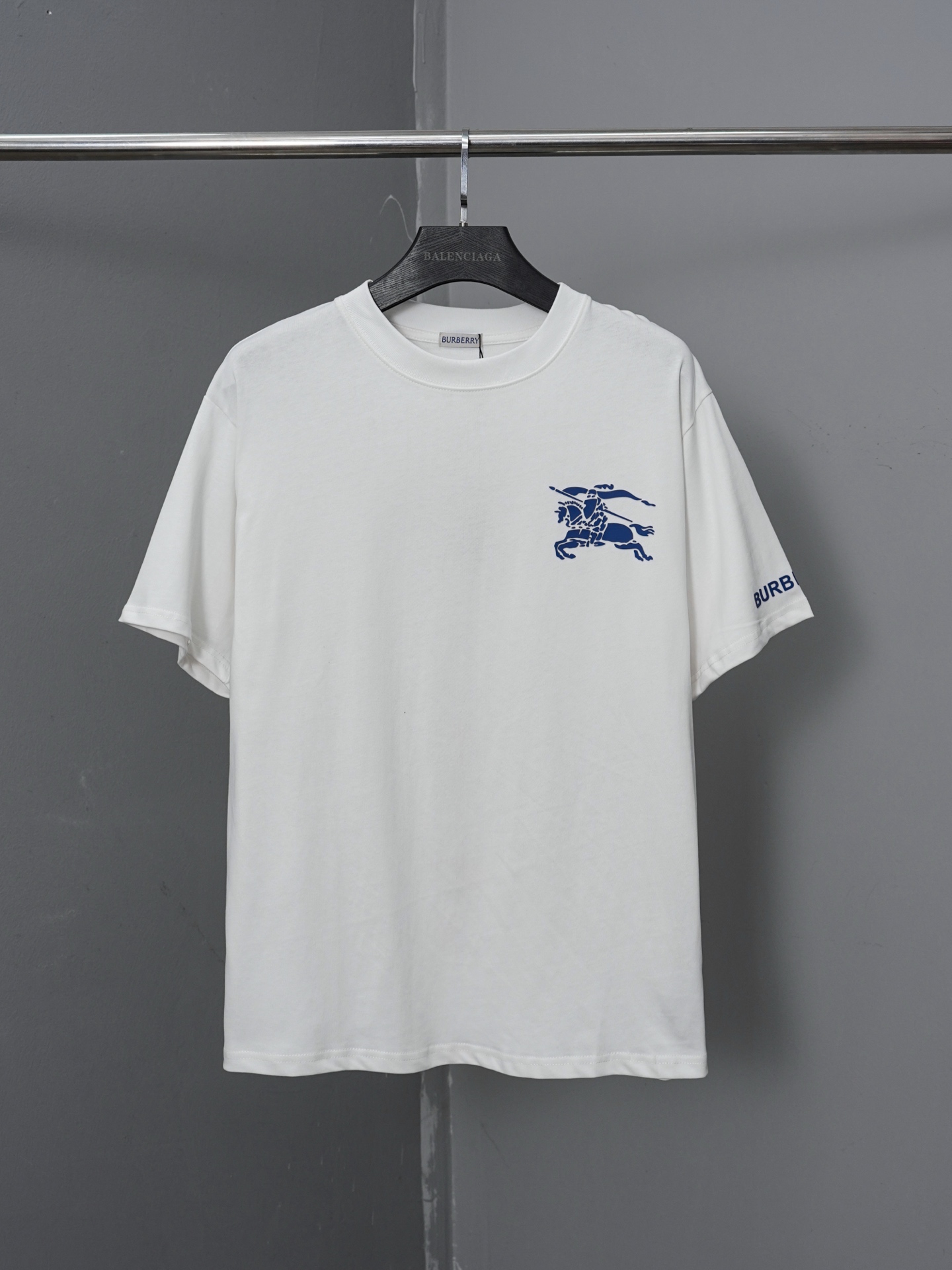 p90 número de modelo PJ098 Camiseta de manga corta con estampado de letras y puños de caballo de guerra de Burberry. Ve…