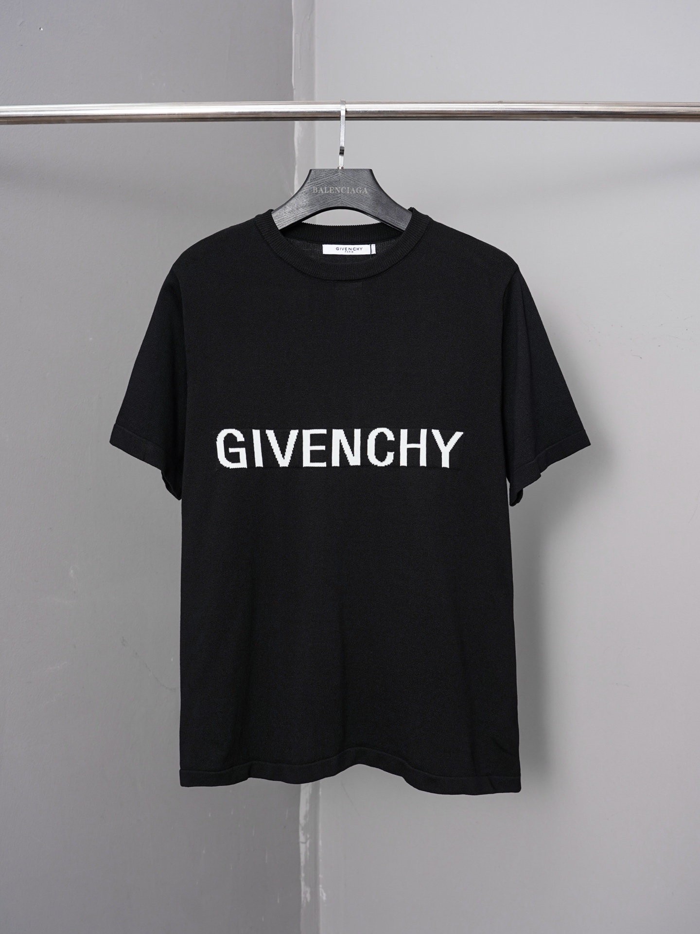 p95 número de modelo PJ0106 El nuevo suéter de punto con cuello redondo y manga corta en jacquard de Givenchy…
