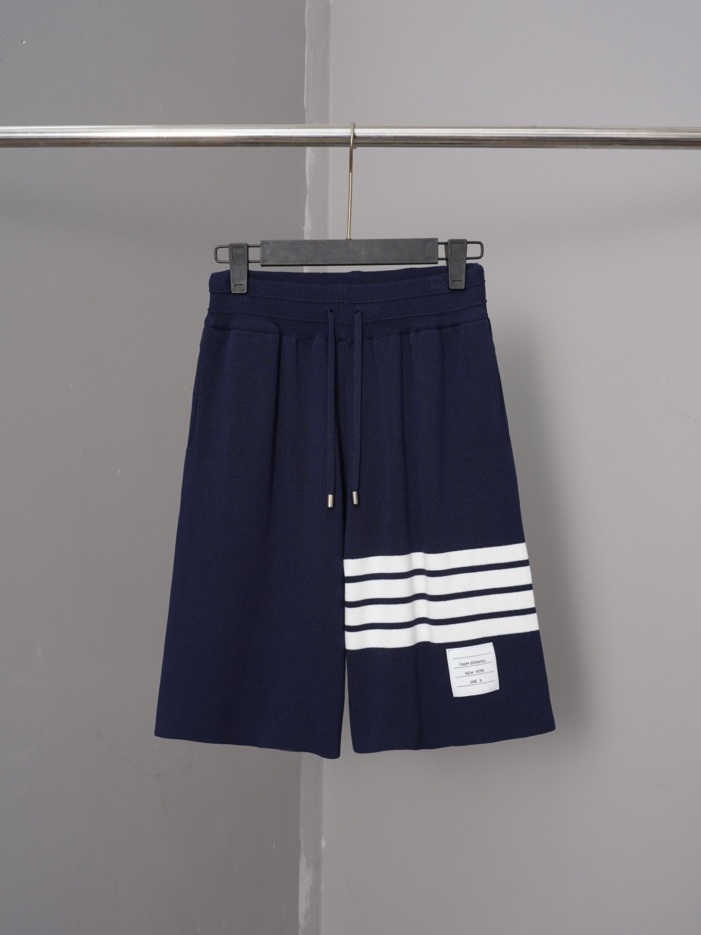 p95 Modelo PJ0107 TB Pantalones cortos de punto con cordón y estampado clásico de cuatro rayas en tres colores Personal…