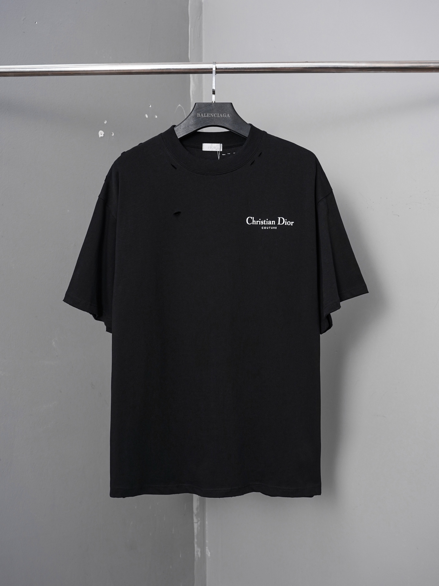 p80 número de modelo PJ0113 Camiseta Dior de manga corta con orificios y letras desgastadas, versión original personali…