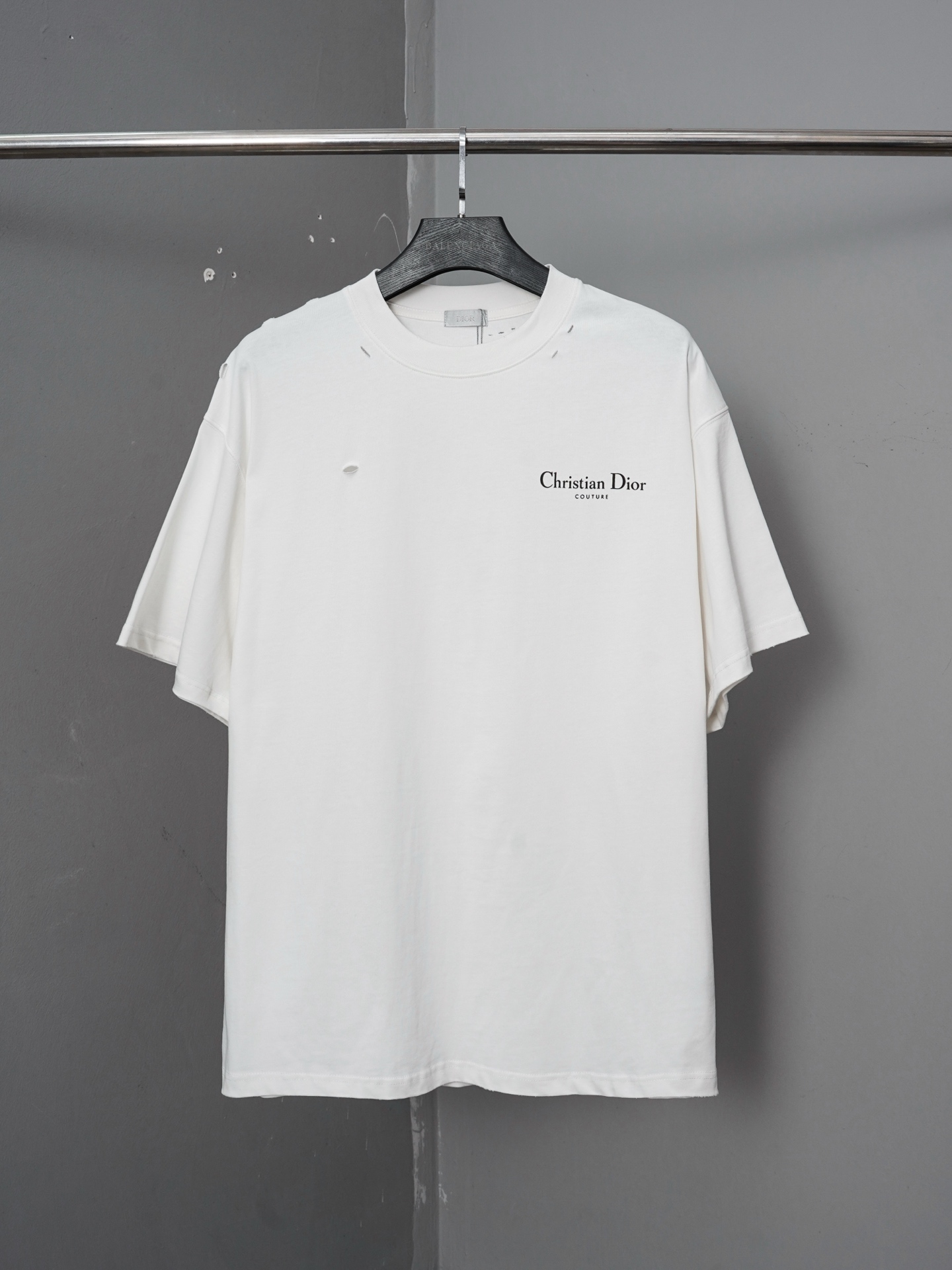 p80 número de modelo PJ0113 Camiseta Dior de manga corta con orificios y letras desgastadas, versión original personali…