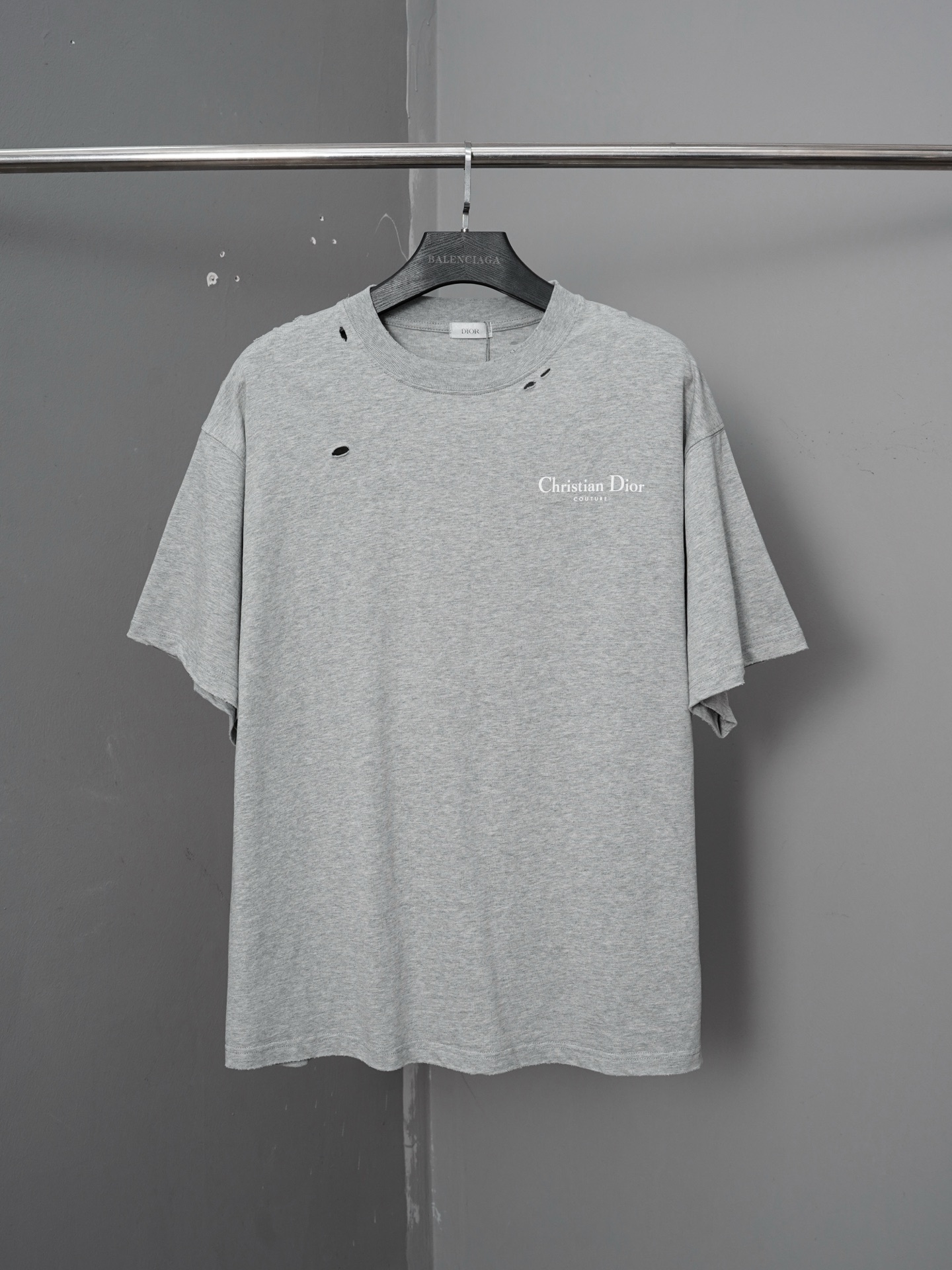 p80 número de modelo PJ0113 Camiseta Dior de manga corta con orificios y letras desgastadas, versión original personali…