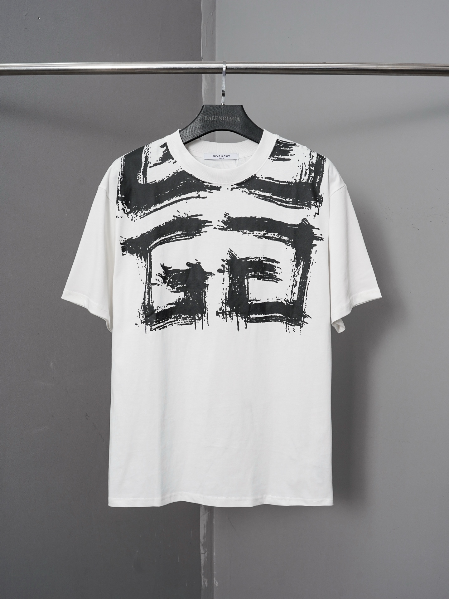 p85 número de modelo PJ0115 Camiseta de manga corta con estampado de letras grandes con tinta salpicada de Givenchy, ve…