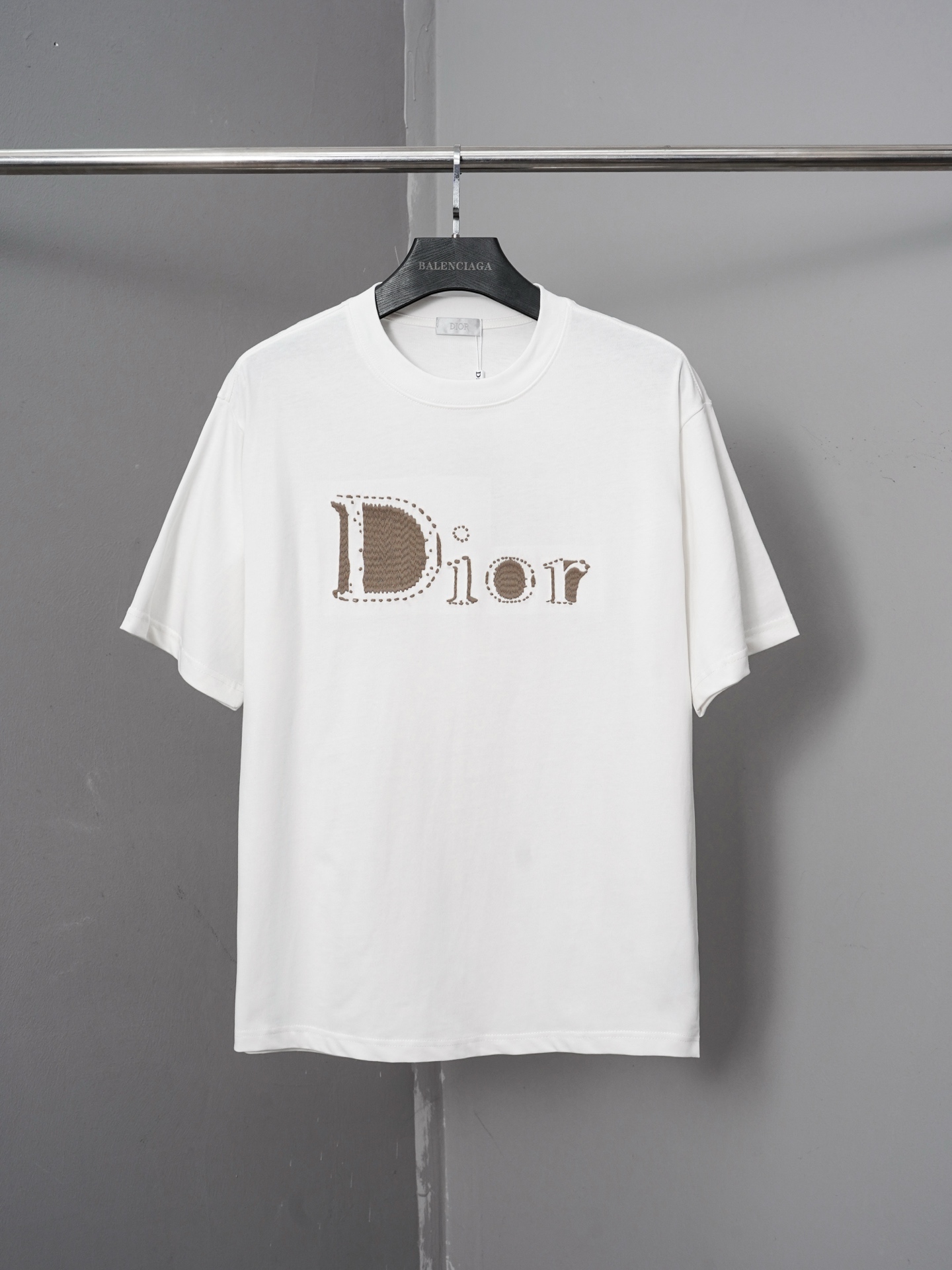 p85 número de modelo PJ0116 Camiseta de manga corta con bordado de letras de línea hueca Dior. Versión original persona…