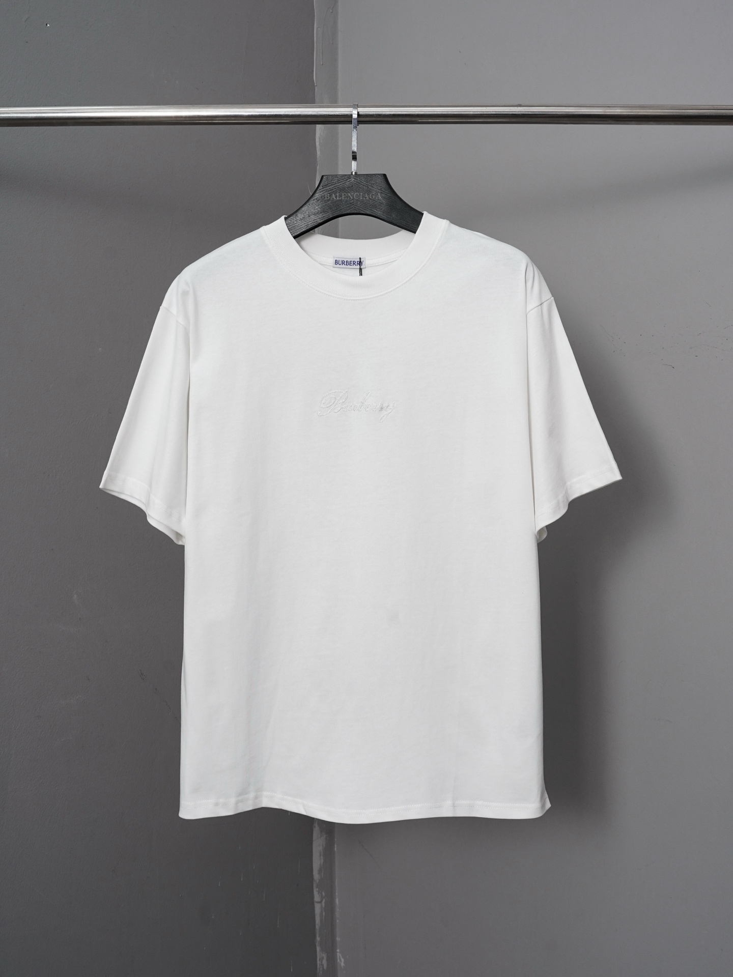 p90 número de modelo PJ0117 Camiseta de manga corta bordada con parche de letras a cuadros de Burberry. Versión origina…