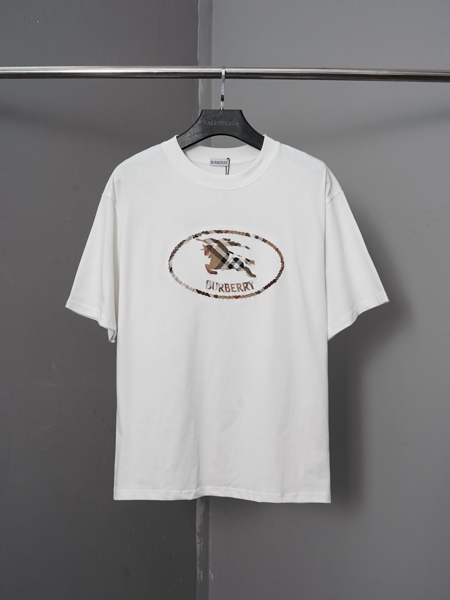 p90 número de modelo PJ0119 Camiseta de manga corta con bordado de caballo de guerra circular a cuadros de Burberry. Ve…