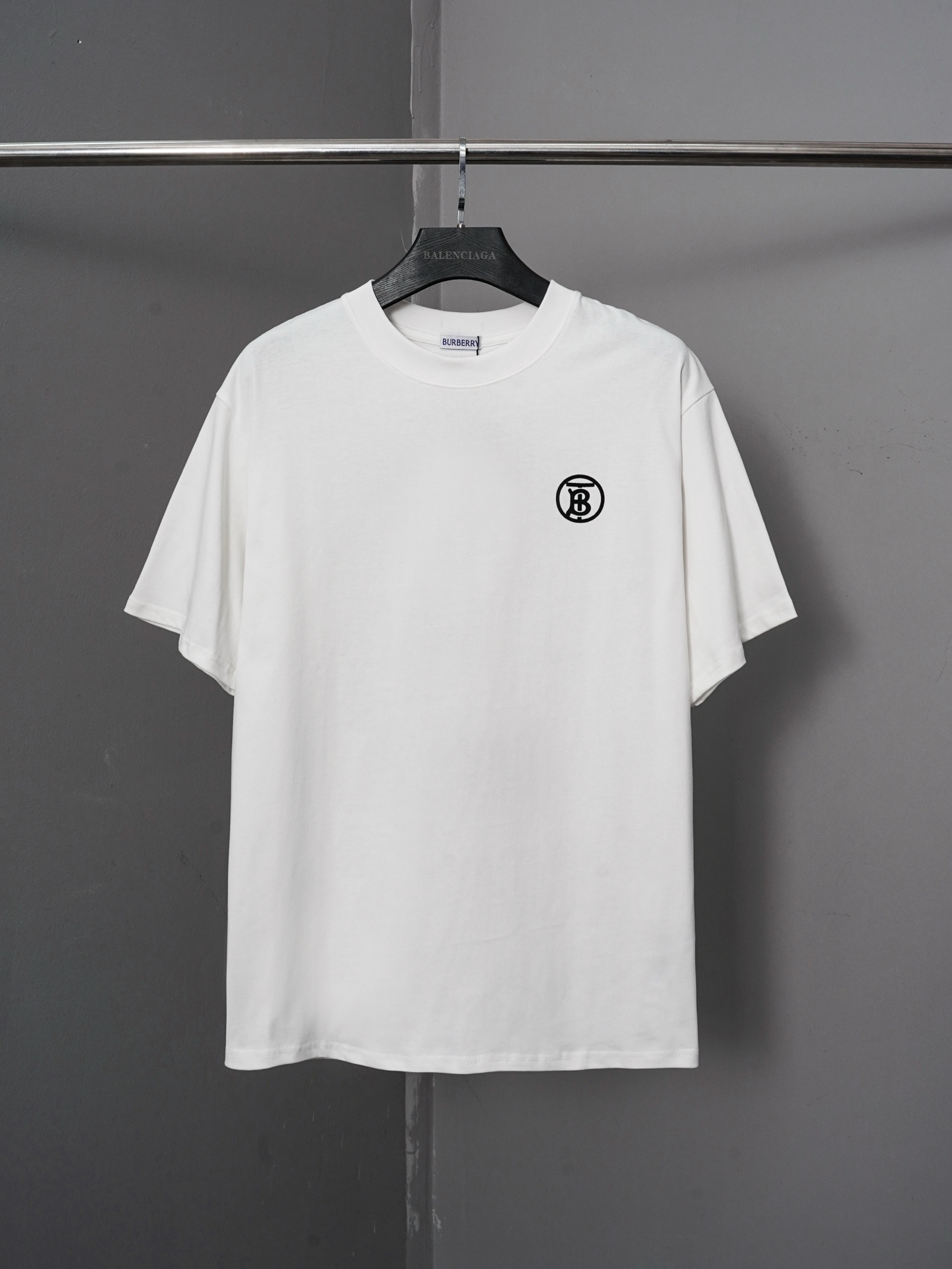 p85 número de modelo PJ0120 Camiseta de manga corta con estampado flocado y etiqueta B de Burberry. Versión original pe…
