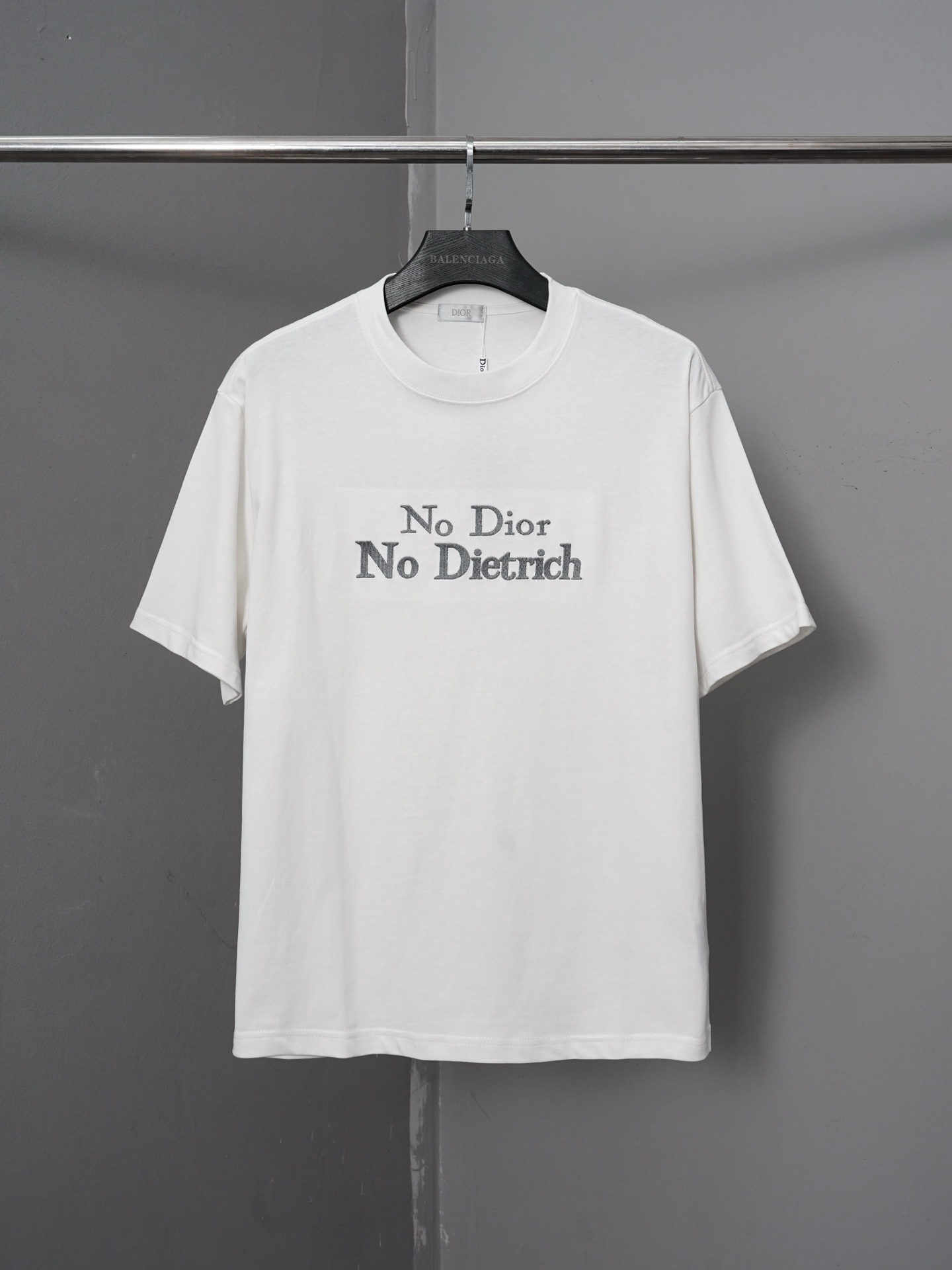 p85 número de modelo PJ0121 Camiseta de manga corta con bordado de letras limitadas Dior. Versión original personalizad…