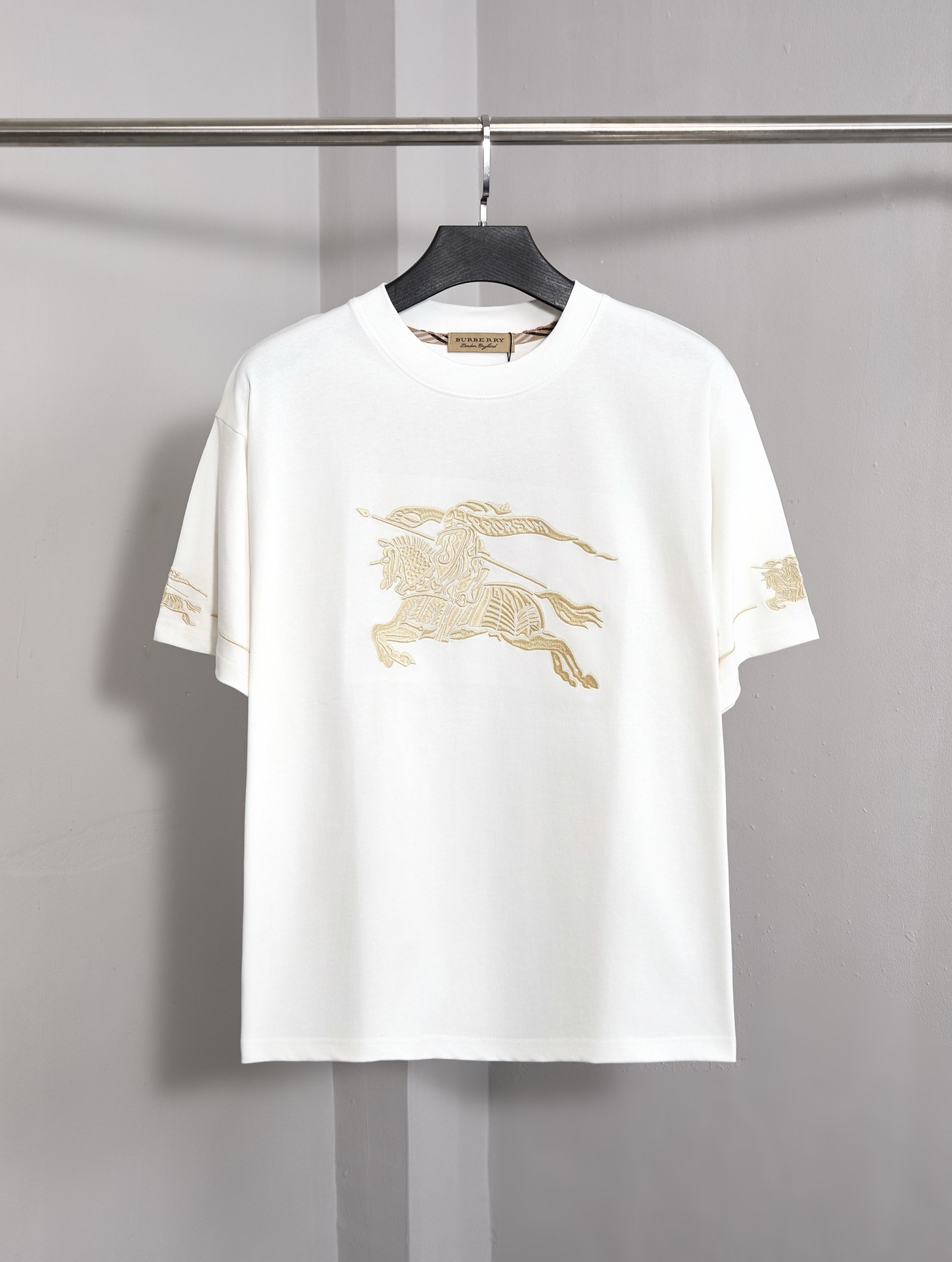 p90 número de modelo PJ0194 Camiseta de manga corta con cuello redondo y logo grande dorado de la línea Burberry. Hecho…