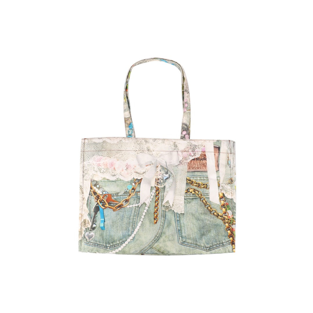 图片[9]-#Acne Studios 25Fw 蕾丝珍珠印花牛仔托特包 采用高密双股纱线织造，克重达420g/㎡，表面呈现粗粝斜纹肌理，同时通过预缩酵素洗处理确保尺寸稳定性，赋予包体挺括骨架感与抗变形性能，选用进口数码直喷机，实现1200dpi高清印花，通过6色纳米墨水层叠渗透技术，将“蕾丝裤”图案以微米级精度附着于帆布纱线间隙，形成立体浮雕触感。匹布印后经UV固化与硅油柔化处理，确保图案耐水洗、抗摩擦，使用兄弟BAS双针平缝机，配置16号钛涂层牛仔针与Tex 70高弹涤纶线，在包体侧缝及底部间距同步车缝双线，形成平行受力通道，分散承重压力。三次元回针加固，在拎手锚点、包角应力区采用电脑程式化回针，配合背面热熔胶衬垫，形成机械-化学双重复合固定，此设计通过材料科学与精密缝制技术的交叉应用，实现柔美意象与重型帆布机能结构的对立统一，体现ACNE对当代工艺美术化的极致追求 尺码：47×17×35-选品中心