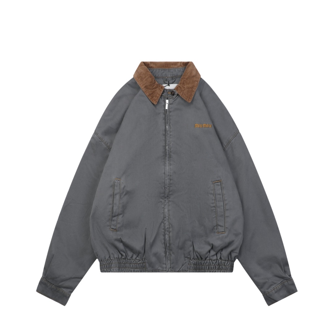#Miu Miu 25Fw Miu小标灯芯绒领做旧棉服外套 定制进口12oz斜纹编织丹宁面料，纱线经环锭纺处理，保留粗粝肌理。采用臭氧洗+浮石擦洗，在袖口、肩部等受力区域模拟自然穿着痕迹，选用高克重纯棉灯芯绒，绒条宽度为复古8W，确保纹理立体且触感细腻。通过酶洗+砂洗处理，使绒面呈现自然褪色效果，边缘处手工打磨做旧，强化Vintage风格，使用进口田岛多头刺绣机，以0.3mm极细针脚还原logo或图案的微渐变效果。 Amann Serafil涤棉混纺线，色牢度达4级以上，确保水洗后不晕色。底层覆盖可溶解衬布，刺绣完成后高温冲洗，形成立体浮雕感且无硬衬残留，内里填充1000D洗水棉（经预缩处理），采用箱式绗缝分仓填充，每格充棉量精确至±3%误差，避免局部凹陷。 通过克重调节在轻盈度与保暖性间取得平衡，此款夹克通过上述工艺链实现“设计感”与“耐穿性”的统一，堪称当代解构主义工装的高级诠释 尺码：38 40 42-选品中心