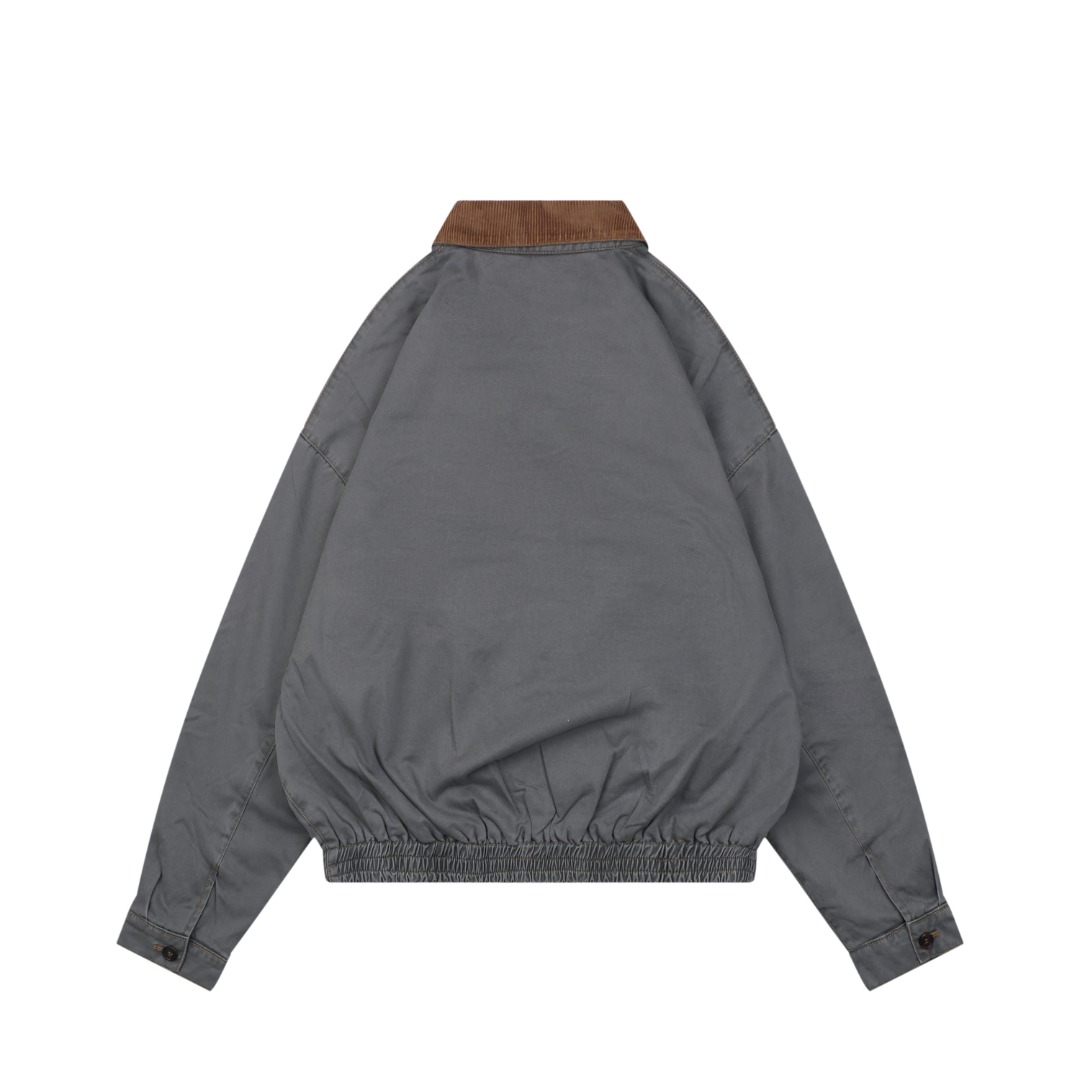 图片[9]-#Miu Miu 25Fw Miu小标灯芯绒领做旧棉服外套 定制进口12oz斜纹编织丹宁面料，纱线经环锭纺处理，保留粗粝肌理。采用臭氧洗+浮石擦洗，在袖口、肩部等受力区域模拟自然穿着痕迹，选用高克重纯棉灯芯绒，绒条宽度为复古8W，确保纹理立体且触感细腻。通过酶洗+砂洗处理，使绒面呈现自然褪色效果，边缘处手工打磨做旧，强化Vintage风格，使用进口田岛多头刺绣机，以0.3mm极细针脚还原logo或图案的微渐变效果。 Amann Serafil涤棉混纺线，色牢度达4级以上，确保水洗后不晕色。底层覆盖可溶解衬布，刺绣完成后高温冲洗，形成立体浮雕感且无硬衬残留，内里填充1000D洗水棉（经预缩处理），采用箱式绗缝分仓填充，每格充棉量精确至±3%误差，避免局部凹陷。 通过克重调节在轻盈度与保暖性间取得平衡，此款夹克通过上述工艺链实现“设计感”与“耐穿性”的统一，堪称当代解构主义工装的高级诠释 尺码：38 40 42-选品中心