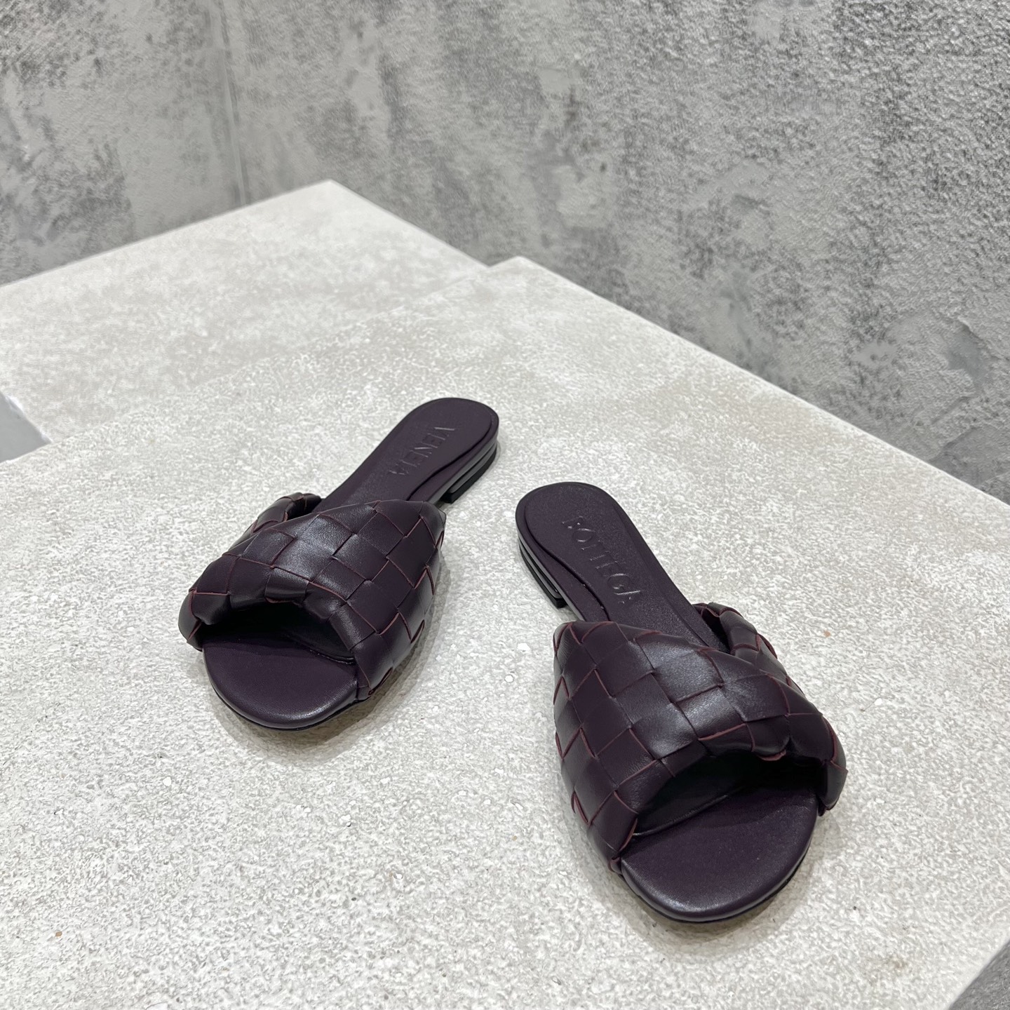 NO:410093,Top high-end version, purchasing quality, original development, Bottega Veneta2025ss new hot summer round-toe Blink flat-soled muller sandals. BV new full leather kink woven decoration is popular, ins & Xiaohongshu has many internet celebrities!  Super sexy on your feet!  It's really beautiful!  There is reason to bring a fashionable and strong wind, making people feel comfortable. Heavy but not tired. Original custom fabric. Compared with the highest version of the market. This round-toe upper has a super high-end feel!  High-end wear is fairy, simple, fashionable and design-like, and they are all very easy to wear, especially the sole of the forefoot injection molded raw rubber shoe with anti-slip pads and will not be tired for a day, it is practical and textured, especially suitable for office workers (the original custom-made color shoe soles are the same) It is worth mentioning that the silk film sole that has been opened and tested repeatedly is almost perfect, and most of the market is sprayed. Round-head cat heel knitting design elements can be called the BV family design gene. The upper uses imported original brocade sheepskin and is comfortable to design with inner sheepskin. It is full of design sense. A trendy and god-level item. All developments According to the requirements of the original version, deep disassembly and restored. Leather bag heel knitting technology. Pure handmade. It is expensive to use Italian leather injection molding sole. Raw glue injection molding technology. Anti-slip comfort. Your thoughts are finally here.  It is versatile and suitable for any occasion and is a must-have pair for everyone!  Fabric imported from Italy original brocade sheepskin, inner lining imported from Italy original sheepskin, footbed imported from Italy original original sheepskin, outsole imported from Italy original genuine leather injection molded sole, heel 1.0CM (heel height is the same as the original version) Size 35-39 (40.41.42.43 customization, no return and exchange) Customized without standard and customer logo, no return or exchange, packaging top-level high-end full set of original genuine packaging, high heels, slippers, sheepskin19860909顶级高端版本 代购品质 原版开发 Bottega Veneta2025ss新品爆款夏季圆头Blink平底穆勒凉拖鞋.BV新款全真皮扭结编织装饰抢手大爆款,ins&小红书巨多网红明星上身！上脚超性感！真的太美了！有理由刮起时尚大风,让人沦陷的舒适感 厚重而不累脚,原版定制面料 对比市场最高版本.这款圆头鞋面超有高级感！高级穿着又仙女 简约时髦又有设计感 而且都非常非常好穿,特别是前掌注塑生胶鞋底部有防滑胶垫走一天也不会累,实用又有质感,特别适合上班一族（原版开模定制颜色鞋型鞋底一摸一样）值得一提的是鞋底花费一个月开模反复测试过的丝膜大底做到几乎完美,市场上大部份是喷涂.圆头猫跟编织扭结设计元素 堪称BV家族设计基因 鞋面采用进口原版锦羊皮 搭配内胆羊皮舒适设计 设计感十足 一款彰显个性 潮流神级单品 所有开发 按原版要求 深度拆解还原 真皮包跟编织扭结工艺 纯手工制作 成本不菲 采用意大利真皮注塑大底 生胶注塑工艺 防滑舒适 你们的心心念念终于来了 百搭适用任何场合、人手必备一双！ 面料意大利进口原版锦羊皮 内里意大利进口原版羊皮 垫脚意大利进口原版羊皮 大底意大利进口原版真皮注塑底 鞋跟1.0CM（跟高和原版一致） 码数35-39（40.41.42.43定做,不退换） 可定做无标和客人logo定制,不退不换 包装顶级高端全套原版正品包装,高跟鞋拖鞋,bottega veneta,bottega veneta,high heels,slippers,sheepskin,Women's Shoes