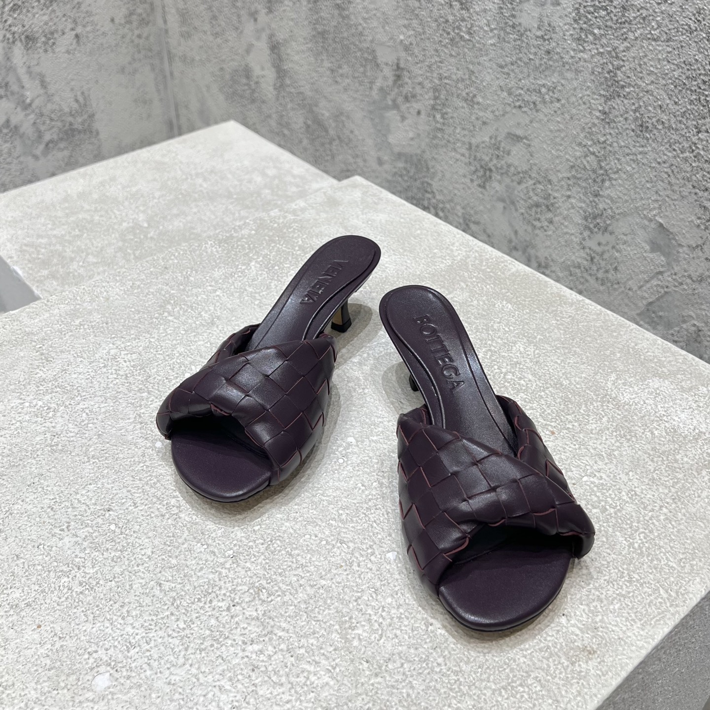 NO:410098,Top high-end version, purchasing quality, original development, Bottega Veneta2025ss new hot summer round-toe Blink mid-heel muller sandals. BV new full leather kink woven decoration is popular, ins & Xiaohongshu has many internet celebrities!  Super sexy on your feet!  It's really beautiful!  There is reason to bring a fashionable and strong wind, making people feel comfortable. Heavy but not tired. Original custom fabric. Compared with the highest version of the market. This round-toe upper has a super high-end feel!  High-end wear is fairy, simple, fashionable and design-like, and they are all very easy to wear, especially the sole of the forefoot injection molded raw rubber shoe with anti-slip pads and will not be tired for a day, it is practical and textured, especially suitable for office workers (the original custom-made color shoe soles are the same) It is worth mentioning that the silk film sole that has been opened and tested repeatedly is almost perfect, and most of the market is sprayed. Round-head cat heel knitting design elements can be called the BV family design gene. The upper uses imported original brocade sheepskin and is comfortable to design with inner sheepskin. It is full of design sense. A trendy and god-level item. All developments According to the requirements of the original version, deep disassembly and restored. Leather bag heel knitting technology. Pure handmade. It is expensive to use Italian leather injection molding sole. Raw glue injection molding technology. Anti-slip comfort. Your thoughts are finally here.  It is versatile and suitable for any occasion and is a must-have pair for everyone!  Fabric imported from Italy original brocade sheepskin, inner lining imported from Italy original sheepskin, footbed imported from Italy original original sheepskin, outsole imported from Italy original genuine leather injection molded sole, heel 5.0CM (heel height is the same as the original version) Size 35-39 (40.41.42.43 customization, no return and exchange) can be customized without a standard and customer logo, no return or exchange. Packaging top-level high-end full set of original authentic products consistent packaging, high heels, slippers, sheepskin19860909顶级高端版本 代购品质 原版开发 Bottega Veneta2025ss新品爆款夏季圆头Blink中跟穆勒凉拖鞋.BV新款全真皮扭结编织装饰抢手大爆款,ins&小红书巨多网红明星上身！上脚超性感！真的太美了！有理由刮起时尚大风,让人沦陷的舒适感 厚重而不累脚,原版定制面料 对比市场最高版本.这款圆头鞋面超有高级感！高级穿着又仙女 简约时髦又有设计感 而且都非常非常好穿,特别是前掌注塑生胶鞋底部有防滑胶垫走一天也不会累,实用又有质感,特别适合上班一族（原版开模定制颜色鞋型鞋底一摸一样）值得一提的是鞋底花费一个月开模反复测试过的丝膜大底做到几乎完美,市场上大部份是喷涂.圆头猫跟编织扭结设计元素 堪称BV家族设计基因 鞋面采用进口原版锦羊皮 搭配内胆羊皮舒适设计 设计感十足 一款彰显个性 潮流神级单品 所有开发 按原版要求 深度拆解还原 真皮包跟编织扭结工艺 纯手工制作 成本不菲 采用意大利真皮注塑大底 生胶注塑工艺 防滑舒适 你们的心心念念终于来了 百搭适用任何场合、人手必备一双！ 面料意大利进口原版锦羊皮 内里意大利进口原版羊皮 垫脚意大利进口原版羊皮 大底意大利进口原版真皮注塑底 鞋跟5.0CM（跟高和原版一致） 码数35-39（40.41.42.43定做,不退换） 可定做无标和客人logo定制,不退不换 包装顶级高端全套原版正品一致包装,高跟鞋拖鞋,bottega veneta,bottega veneta,high heels,slippers,sheepskin,Women's Shoes