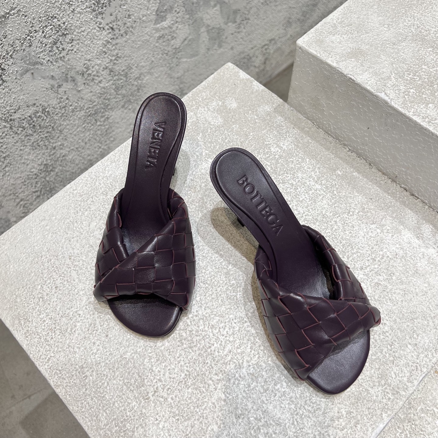 NO:253149,Bottega Venet* ——————————————— The latest and most classic cat heel sandals!  Kinky woven tape ins & Xiaohongshu has many internet celebrities!  Super sexy on your feet!  It's really beautiful!  This braided upper is super high-end!  High-end wear is fairy and simple, fashionable and design-like. They are all very easy to wear, especially high heels with anti-slip rubber pads on the sole and will not be tired for a day. They are practical and textured. They are especially suitable for office workers (the original custom-made shoe soles are the same as the same). It is worth mentioning that the silk film sole that has been tested repeatedly in the sole for a month is almost perfect. Most of the market is sprayed. BV is a magic tool for matching clothes. Wearing it makes you look fashionable and fashionable. It is a highlight of the matching. Your thoughts are finally here. It is versatile and suitable for any occasion and a must-have pair!   . /About material./FABRIC CONTENT Color: black, light yellow, light blue, pink, coffee, gold, silver Fabric sheepskin inner footbed sheepskin outsole original Italian injection molded outsole heel height: flat sole, 4.5cm, 9cm new uniform green full set packaging SIZE 35-41 (40, 41, 42 no return), slippers, bottega veneta, bottega veneta, sandals, high heels, slippers, sheepskin19860909Bottega Venet*  —————————————— 最新最经典猫跟凉鞋！扭结编织饰带 ins&小红书巨多网红明星上身！上脚超性感！真的太美了！这款编织的鞋面超有高级感！高级穿着又仙女简约时髦又有设计感 而且都非常非常好穿特别是高跟鞋底部有防滑胶垫走一天也不会累,实用又有质感,特别适合上班一族（原版开模定制颜色鞋型鞋底一摸一样）值得一提的是鞋底花费一个月开模反复测试过的丝膜大底做到几乎完美,市场上大部份是喷涂 BV当道简直是搭配衣服的神器 穿上让你集时髦洋气于一身 是搭配中的一个亮点 你们的心心念念终于来了 百搭适用任何场合、人手必备一双！  .  /关于材质./ FABRIC CONTENT 颜色: 黑色、浅黄、浅蓝、粉、咖、金、银 面料羊皮 内里垫脚羊皮里 大底原版意大利注塑大底 跟高:平底、4.5cm、9cm 全新一致绿色全套包装 SIZE 35-41（40、41、42不退换）,拖鞋,bottega veneta,bottega veneta,sandals,high heels,slippers,sheepskin,Women's Shoes