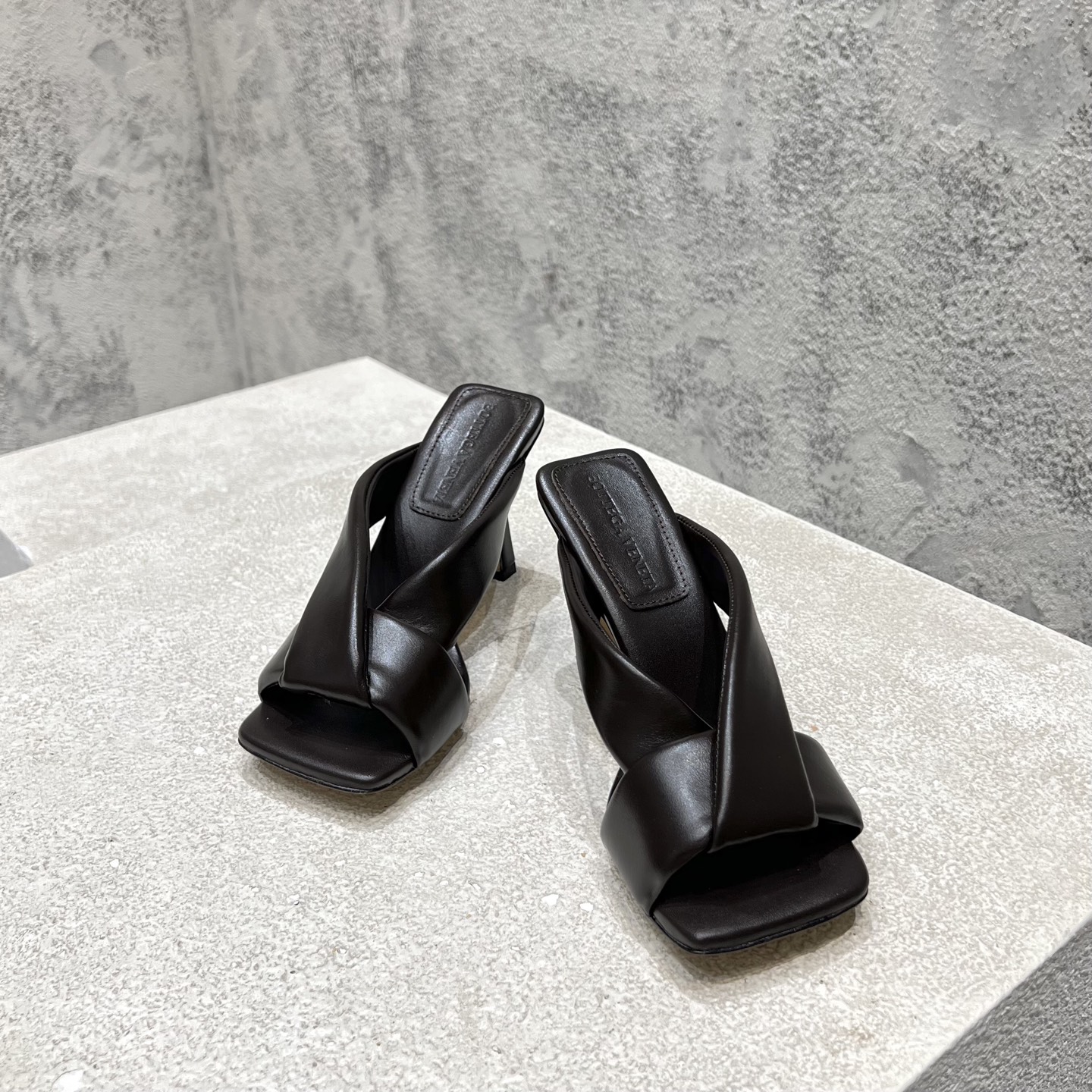 Mules Bottega Veneta en agneau noir