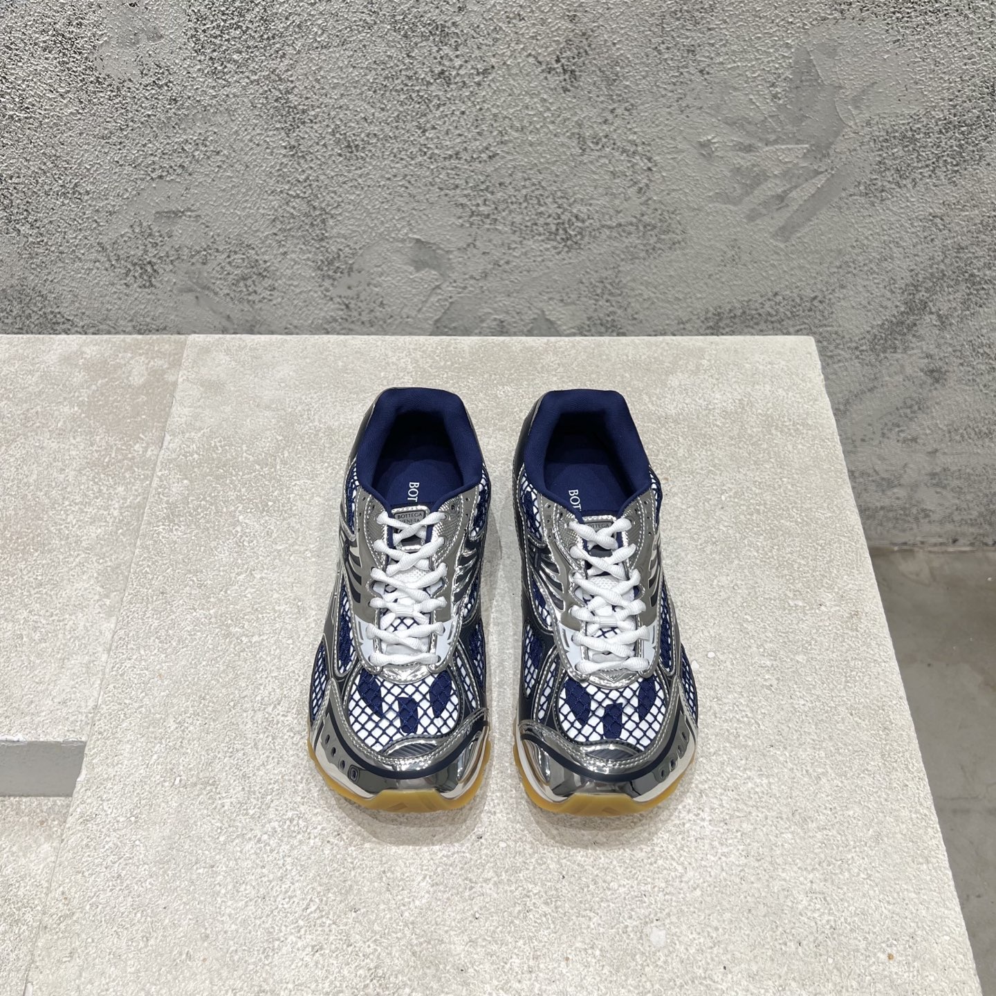 NO:266463,Bottega Venet* ———————————————————————— The latest Orbit series of Baodiejia BV couples, retro mesh, casual sneakers, running, dad shoes, original purchase and development, making products Bottega Veneta is inspired by the free and casual retro style of the 1990s, and launches a new neutral sneaker Orbit series. While ensuring casual comfort, there is no shortage of fine sculpting of the styling design, and the selected mesh fabric echoes the brand's iconic Intreccio weaving elements to achieve a light foot feeling. With exquisite and avant-garde design, we bring a new interpretation, paying tribute to the personality style in the collision of functions and silhouettes, creating a timeless styling style. Dynamics is one of Matthieu Blazy's important design concepts.  While wearing comfortably, you can also elegantly modify the foot lines, and you can also freely match pants or skirts to easily control a variety of daily styles. /About the material./FABRIC CONTENT Fabric: Original customized technology metal fabric   mesh inner: Imported breathable mesh Sole: Original open mold-proof anti-slip TPU material Sole 3CM Size: Women's model 35-40 / Men's model 39-45 (Women's 40/Men's 45 custom-made non-return and exchange), casual shoes/sports, bottega veneta, bottega veneta, bottega veneta, bottega veneta, bottega veneta, bottega veneta, bottega veneta, bottega veneta, bottega veneta, sneakers, skirts19860909Bottega Venet*  —————————————— 葆蝶家BV最新款Orbit系列 情侣款 复古 网面 休闲 运动鞋 跑步 老爹鞋 原版购入开发 做货 Bottega Veneta 以 90年代自由随性的复古风格为灵感,推出全新的中性运动鞋 Orbit 系列 在保证休闲舒适的同时,不乏造型设计的精细雕琢,搭配甄选网纱面料呼应品牌标志性Intreccio 编织元素,以此实现轻盈的脚感.以精致前卫的设计带来全新的演绎,在功能与廓形的碰撞中致敬个性风采、打造永不过时的造型风格.动态”是Matthieu Blazy 的重要设计理念之一. 在穿着舒适的同时,还可以优雅修饰足部线条,更能自由搭配裤装或裙装,轻松驾驭多种日常风格  . /关于材质./ FABRIC CONTENT 面料 : 原版定制科技金属面料 网面 内里 : 进口透气网里 鞋底 : 原版开模防滑TPU材质 底厚 3CM Size : 女款35-40 / 男款39-45（女40/男45定做不退换）,休闲鞋/运动鞋,bottega veneta,bottega veneta,bottega veneta,sneakers,skirts,Women's Shoes