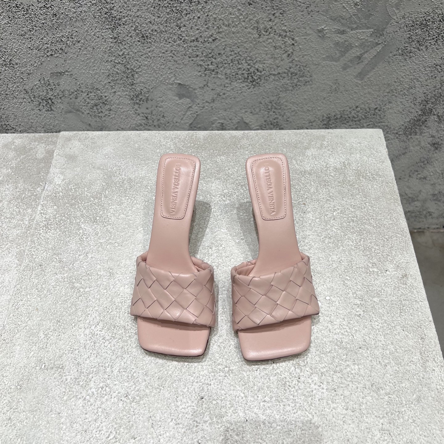 Bottega Veneta 女士穆勒拖鞋 牛皮编织 平底
