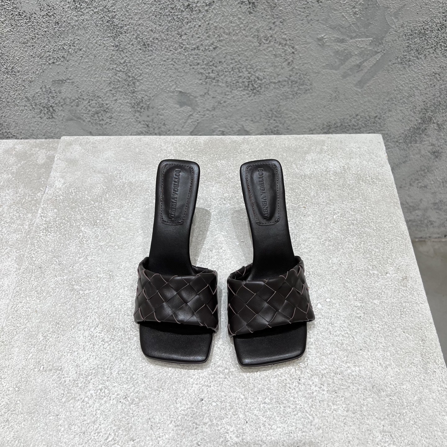 Bottega Veneta 女士穆勒拖鞋 牛皮编织 平底