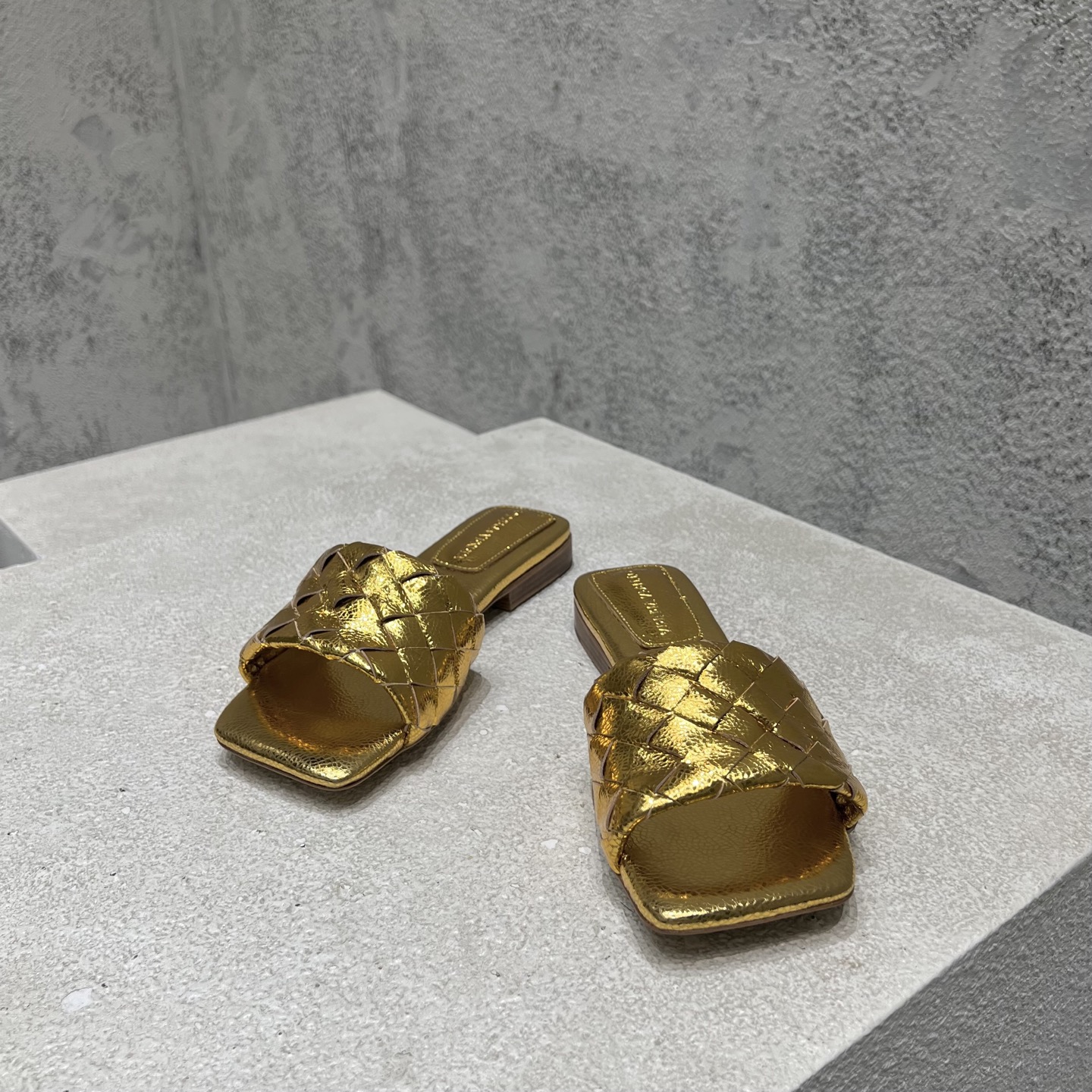 NO:409962,Top high-end version, purchasing quality, original development, Bottega Veneta2025ss new hot summer square-toe Parco flat-soled muller sandals. BV new full leather knot woven decoration sought after flat-soled big hits, ins & Xiaohongshu has many internet celebrities!  Super sexy on your feet!  It's really beautiful!  There is reason to bring a fashionable and strong wind, making people feel comfortable. Heavy but not tired. Original custom fabric. Compared with the highest version of the market. This square toe upper has a super high-end feel!  High-end wear is fairy, simple, fashionable and design-like, and they are all very easy to wear, especially the sole of the forefoot injection molded raw rubber shoe with anti-slip pads and will not be tired for a day, it is practical and textured, especially suitable for office workers (the original mold-opening custom-colored shoe soles are the same) It is worth mentioning that the silk film sole that has been tested repeatedly for one month is almost perfect, and most of the market is sprayed. Square toe flat-sole small weaving design elements can be called the BV family design gene. The upper is imported original brocade calfskin and matched with inner sheepskin comfort design. It is full of design sense. A model that highlights personality. Trendy and god-grade product. All developments. According to the original requirements, deep disassembly and restore. Genuine leather weaving and kink process. Pure handmade. Very expensive. Use Italian leather injection molding. Raw glue injection molding technology. Anti-slip comfort. Your thoughts are finally here.  It is versatile and suitable for any occasion and is a must-have pair for everyone!  Fabric imported from Italy original calf leather, inner lining imported from Italy original sheepskin footbed, imported from Italy original sheepskin, outsole imported from Italy original genuine leather injection molded sole, heel 1.0CM (heel height is the same as the original version) Size 35-39 (40.41.42.43 customization, no return and exchange) Customized without standard and customer logo, no return or exchange, packaging top-level high-end full set of original consistent authentic packaging, slippers, bottega veneta, bottega veneta, slippers, cowhide, sheepskin19860909顶级高端版本 代购品质 原版开发 Bottega Veneta2025ss新品爆款夏季方头Parco平底穆勒凉拖鞋.BV新款全真皮小结编织装饰抢手平底大爆款,ins&小红书巨多网红明星上身！上脚超性感！真的太美了！有理由刮起时尚大风,让人沦陷的舒适感 厚重而不累脚,原版定制面料 对比市场最高版本.这款方头鞋面超有高级感！高级穿着又仙女 简约时髦又有设计感 而且都非常非常好穿,特别是前掌注塑生胶鞋底部有防滑胶垫走一天也不会累,实用又有质感,特别适合上班一族（原版开模定制颜色鞋型鞋底一摸一样）值得一提的是鞋底花费一个月开模反复测试过的丝膜大底做到几乎完美,市场上大部份是喷涂.方头平底小编织设计元素 堪称BV家族设计基因 鞋面采用进口原版锦小牛皮 搭配内胆羊皮舒适设计 设计感十足 一款彰显个性 潮流神级单品 所有开发 按原版要求 深度拆解还原 真皮编织扭结工艺 纯手工制作 成本不菲 采用意大利真皮注塑大底 生胶注塑工艺 防滑舒适 你们的心心念念终于来了 百搭适用任何场合、人手必备一双！ 面料意大利进口原版小牛皮 内里意大利进口原版羊皮 垫脚意大利进口原版羊皮 大底意大利进口原版真皮注塑底 鞋跟1.0CM（跟高和原版一致） 码数35-39（40.41.42.43定做,不退换） 可定做无标和客人logo定制,不退不换 包装顶级高端全套原版一致正品包装,拖鞋,bottega veneta,bottega veneta,slippers,cowhide,sheepskin,Women's Shoes