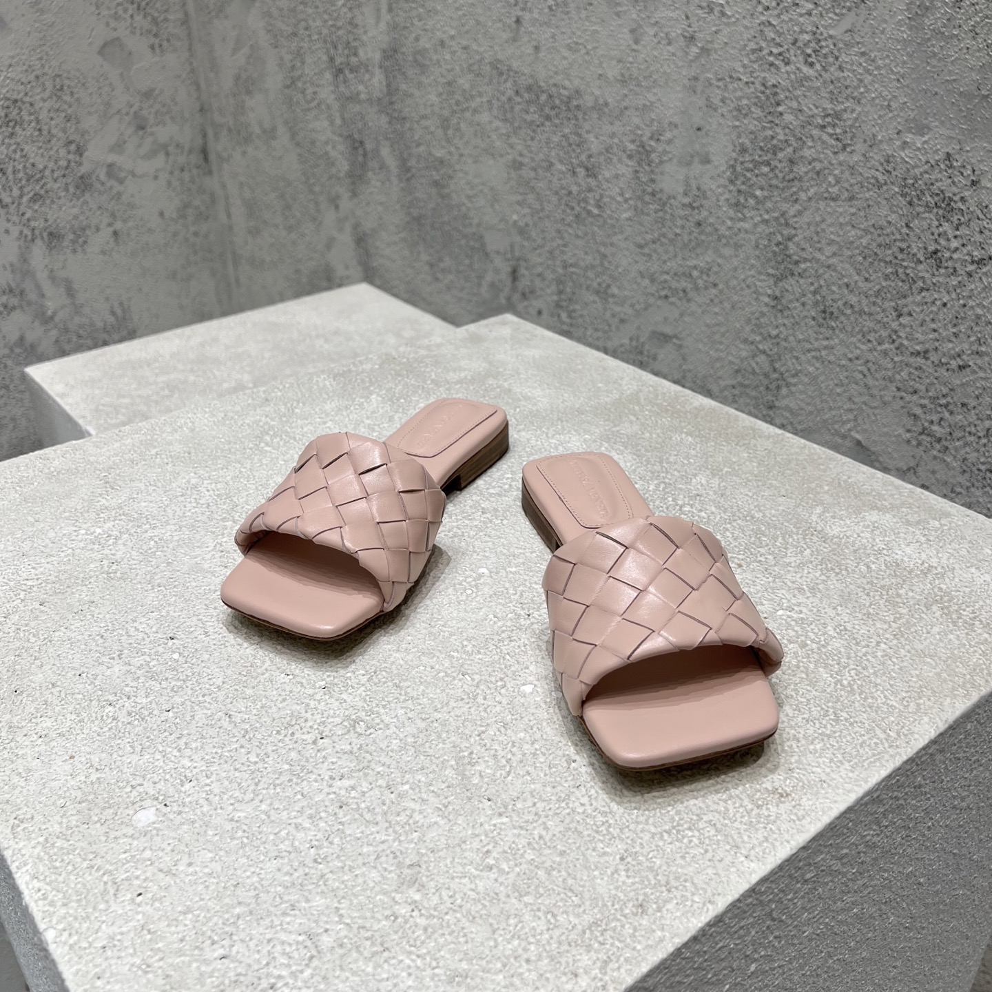 Bottega Veneta 女士穆勒拖鞋 牛皮編織 平底
