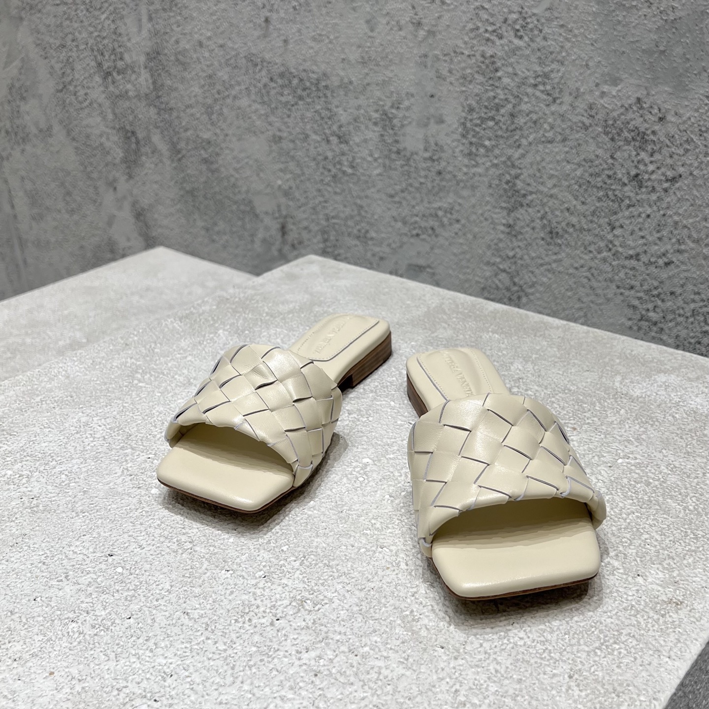 Bottega Veneta 女士穆勒拖鞋 牛皮编织 平底