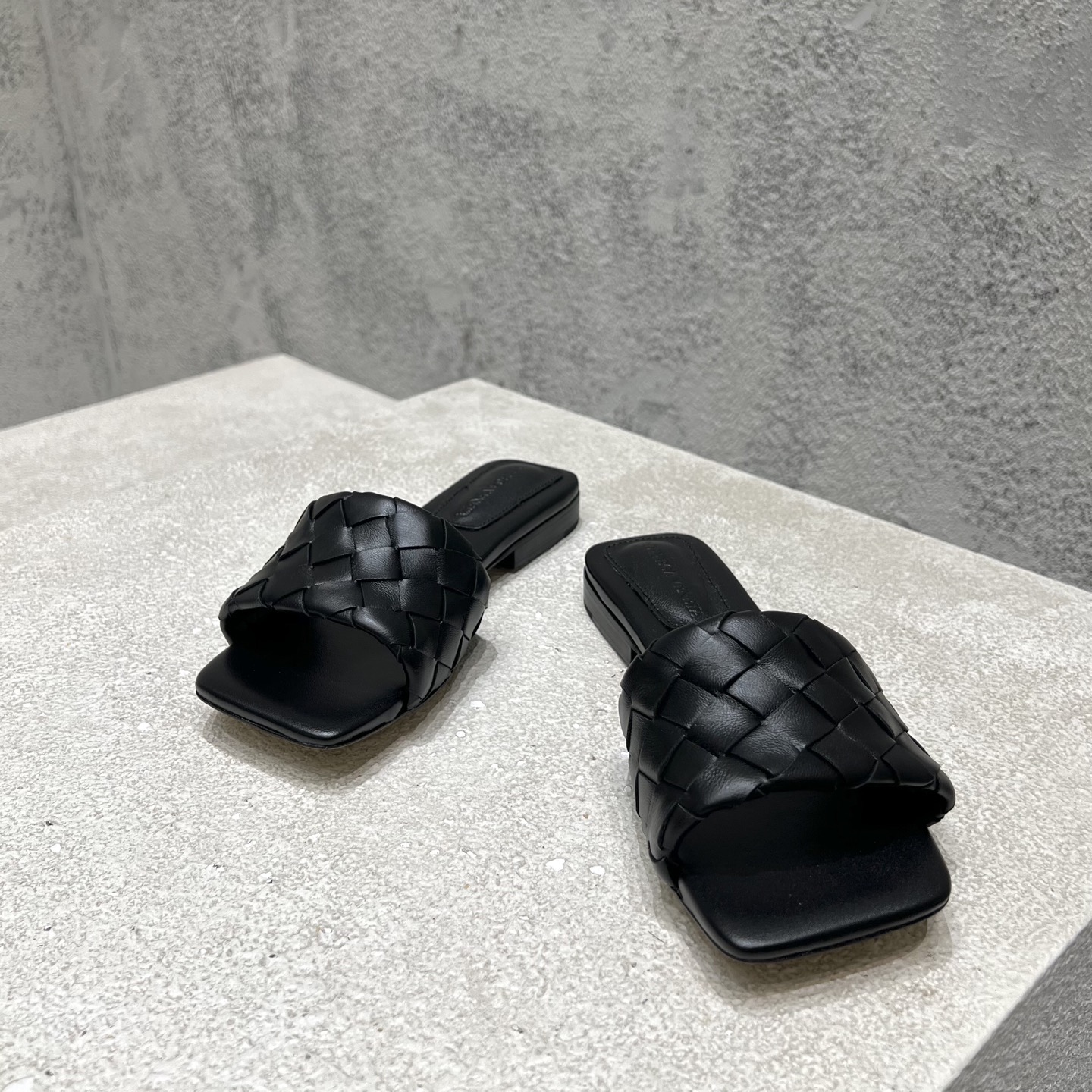 Bottega Veneta 女士穆勒拖鞋 牛皮 编织 平底