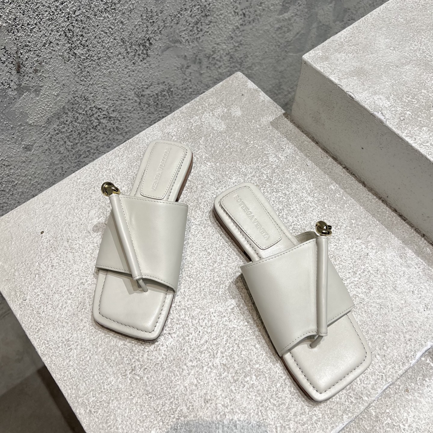 Bottega Veneta женские тапочки без каблука из натуральной кожи