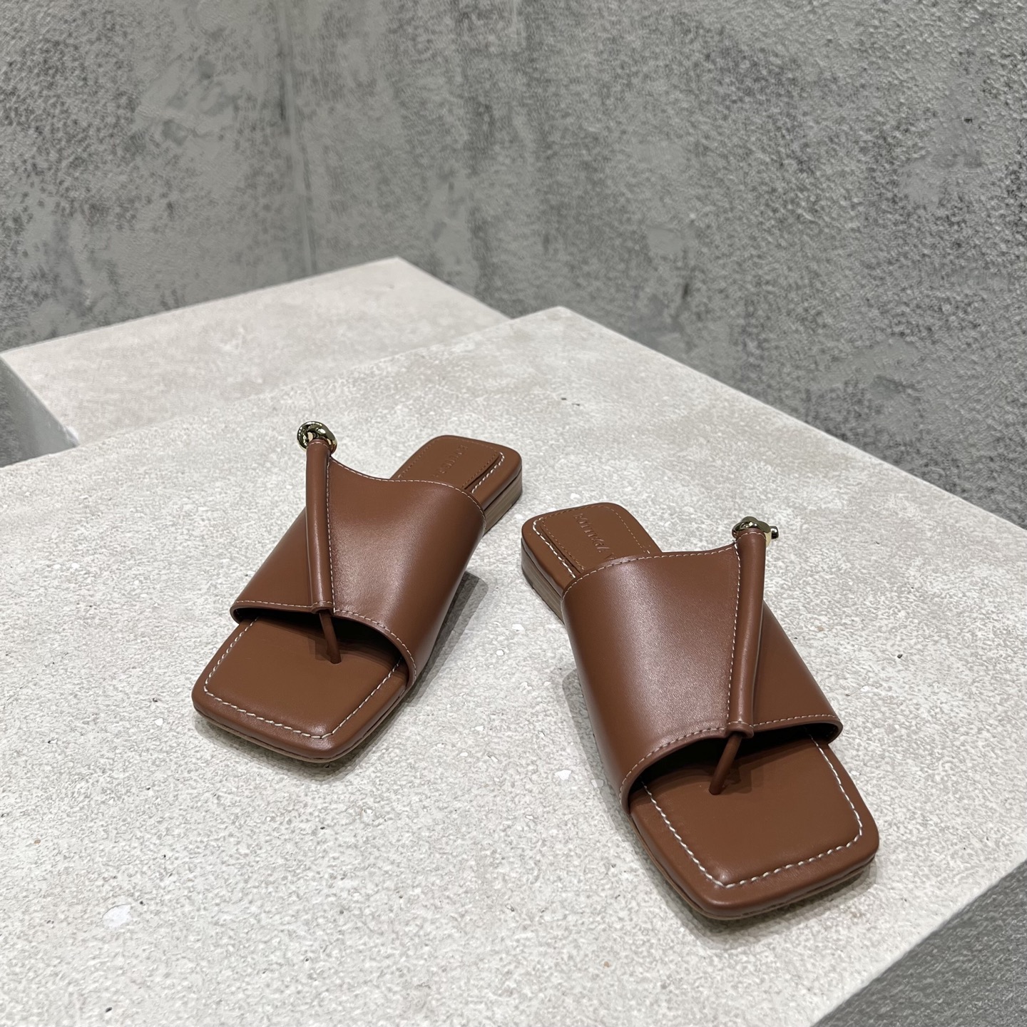 Bottega Veneta Femme Tongs Cuir Semelle Plate