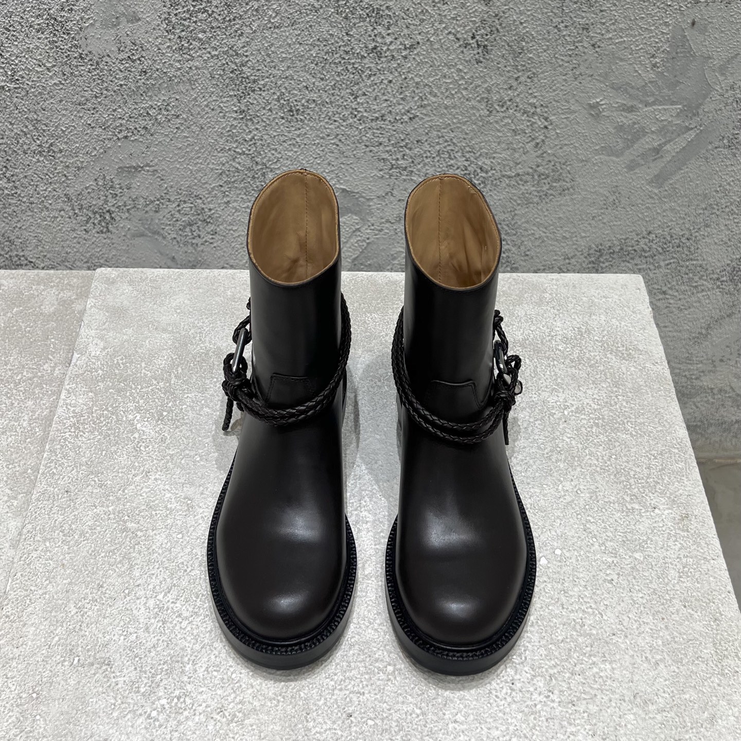 NO:545220,Top high-end version, purchasing quality, original development, Bottega Veneta Women's James Ankle Boots, BV mid-tube women's Martin boots, the upgraded version took more than three months, and finally perfectly replicated. We made every detail exactly the same as the genuine one. Decisively keep the styles for the shipment, how can the beauties you like not keep them yourself, multiple craftsmanship, the market's top quality is welcome to compare, unconditional PK for any details, there are pictures and truths, and today's Internet celebrities and domestic and foreign celebrities are taking advantage of them!  Fashionable women are fully responsible for their outfits. The original model opening combination genuine leather Goodyear bottom no matter how many versions there are on the market, you will be full of surprises when you get it!  Perfect genuine version, free to enter and exit the counter. Pure handmade heavy craftsmanship. Fashionable ladies are the first choice for fashion and fashion, and the craftsmanship texture is the BV logo. This product uses the original custom-made top calfskin inverted triangle design from Italy, exquisite oil edge craftsmanship, perfect computer needle car line, big head lace texture woven tail, easy to wear, easy to put on and take off, easy to get, the inner is high-end original water-dyed cowhide inner lining, benchmark and right version, original craftsmanship. The outsole uses the best combination of genuine leather and large sole material Goodyear, the pairing is matched, and the women's shoe style is more domineering and textured. It is more exquisite and hardworking, and many fashionable ladies are competing to plant grass in punk style. When you get it, you will be full of surprises!  Perfect genuine version, welcome to compare quality and workmanship, pressure-free quality assurance, enter and exit the counter at will. Fabric imported from Italy original top calf leather, inner lining imported from Italy original water dyed cowhide footbed Italian imported from Italy original water dyed cowhide, broadsole imported from Italy original combination leather sole, 35-39 (customized for 40.41.42, no return or exchange) Packaging: Top high-end full set of original genuine packaging, boots, bottega veneta, bottega veneta, boots, cowhide, Leather soles19860909顶级高端版本 代购品质 原版开发 BottegaVeneta女士James踝靴 BV中筒女款马丁靴,耗时三个多月升级版终于完美复刻,我们把每一个细节做得和正品一模一样.出货果断自留款式,喜欢的美女们怎能不自留,多重工艺,市场顶级品质欢迎对比,无条件任何细节PK 有图有真相,当今网红国内外明星们纷纷上脚！时尚潮女们穿搭全面担当.原版开模组合真皮固特异大底无论市面有多少版本,当你拿到它的那一刻都会充满惊喜！完美的正品级版本,随意进出专柜.纯手工制作重磅工艺. 时尚潮女士们首选必备,讲究的就是工艺质感,本产品采用意大利进口原版定制顶级小牛皮倒三角设计BV标识,精致油边工艺,完美电脑针车走线,大头系带质感编织尾部,易穿搭 易穿脱 轻松拿,内里选用高档原版一致水染牛皮内里 对标对版 原厂工艺.大底采用最好的组合真皮大底材质固特异 对版对质,鞋型女款更为霸气 有质感.精工细作 更扛造耐穿,众多时尚潮女士们 朋克风争相种草 搭配.当你拿到它的那一刻都会充满惊喜！完美的正品级版本,欢迎对比质量和做工,无压力的品质保障,随意进出专柜. 面料意大利进口原版顶级小牛皮 内里意大利进口原版水染牛皮 垫脚意大利进口原版水染牛皮 大底意大利进口原版组合真皮底 码数35-39（40.41.42定做,不退不换) 包装: 顶级高端全套原版正品包装,靴子,bottega veneta,bottega veneta,boots,cowhide,Leather soles,Women's Shoes
