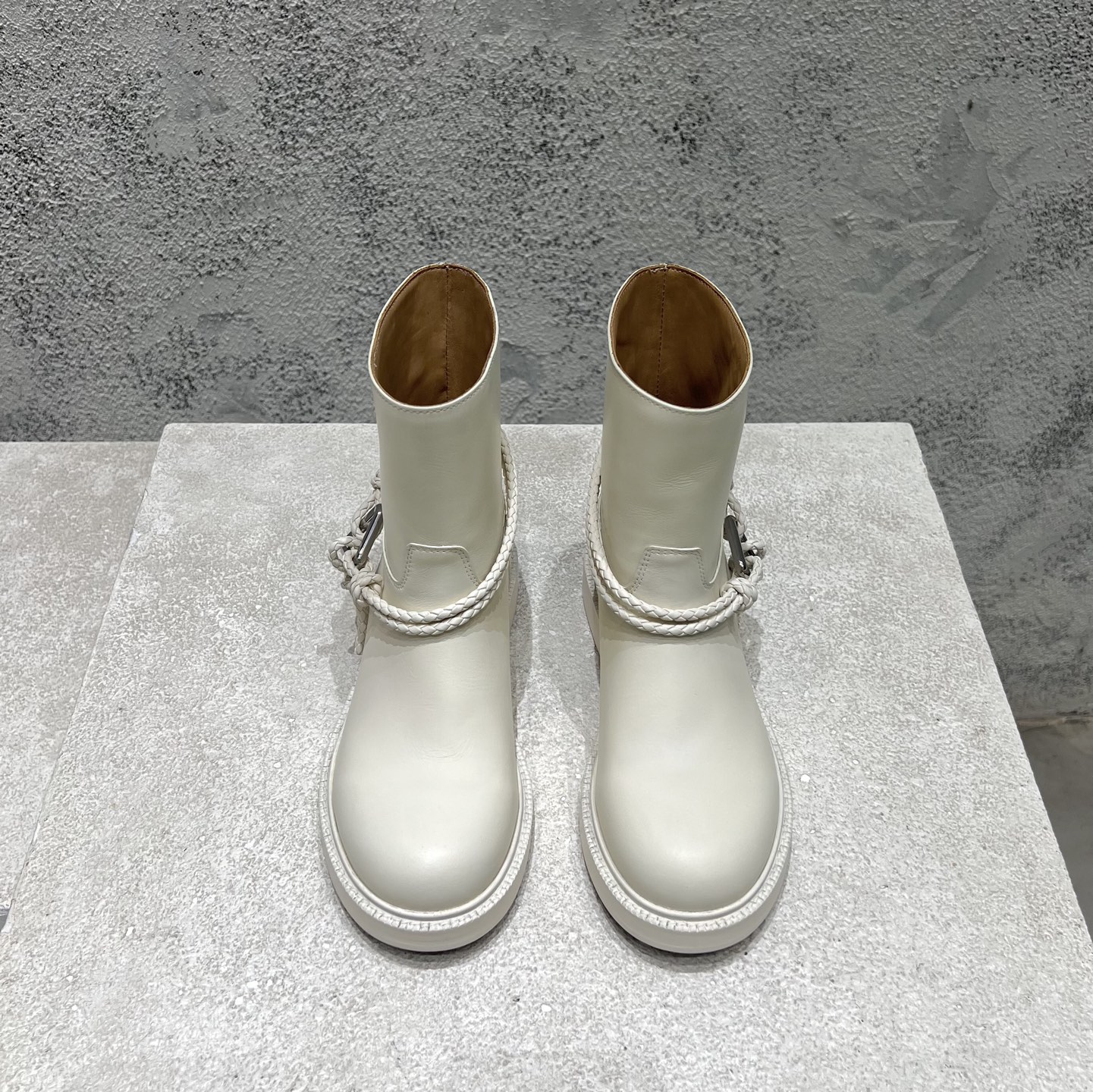 NO:545212,Top high-end version, purchasing quality, original development, Bottega Veneta Women's James Ankle Boots, BV mid-tube women's Martin boots, the upgraded version took more than three months, and finally perfectly replicated. We made every detail exactly the same as the genuine one. Decisively keep the styles for the shipment, how can the beauties you like not keep them yourself, multiple craftsmanship, the market's top quality is welcome to compare, unconditional PK for any details, there are pictures and truths, and today's Internet celebrities and domestic and foreign celebrities are taking advantage of them!  Fashionable women are fully responsible for their outfits. The original model opening combination genuine leather Goodyear bottom no matter how many versions there are on the market, you will be full of surprises when you get it!  Perfect genuine version, free to enter and exit the counter. Pure handmade heavy craftsmanship. Fashionable ladies are the first choice for fashion and fashion, and the craftsmanship texture is the BV logo. This product uses the original custom-made top calfskin inverted triangle design from Italy, exquisite oil edge craftsmanship, perfect computer needle car line, big head lace texture woven tail, easy to wear, easy to put on and take off, easy to get, the inner is high-end original water-dyed cowhide inner lining, benchmark and right version, original craftsmanship. The outsole uses the best combination of genuine leather and large sole material Goodyear, the pairing is matched, and the women's shoe style is more domineering and textured. It is more exquisite and hardworking, and many fashionable ladies are competing to plant grass in punk style. When you get it, you will be full of surprises!  Perfect genuine version, welcome to compare quality and workmanship, pressure-free quality assurance, enter and exit the counter at will. Fabric imported from Italy original top calf leather, inner lining imported from Italy original water dyed cowhide footbed Italian imported from Italy original water dyed cowhide, broadsole imported from Italy original combination leather sole, 35-39 (customized for 40.41.42, no return or exchange) Packaging: Top high-end full set of original genuine packaging, boots, bottega veneta, bottega veneta, boots, cowhide, Leather soles19860909顶级高端版本 代购品质 原版开发 BottegaVeneta女士James踝靴 BV中筒女款马丁靴,耗时三个多月升级版终于完美复刻,我们把每一个细节做得和正品一模一样.出货果断自留款式,喜欢的美女们怎能不自留,多重工艺,市场顶级品质欢迎对比,无条件任何细节PK 有图有真相,当今网红国内外明星们纷纷上脚！时尚潮女们穿搭全面担当.原版开模组合真皮固特异大底无论市面有多少版本,当你拿到它的那一刻都会充满惊喜！完美的正品级版本,随意进出专柜.纯手工制作重磅工艺. 时尚潮女士们首选必备,讲究的就是工艺质感,本产品采用意大利进口原版定制顶级小牛皮倒三角设计BV标识,精致油边工艺,完美电脑针车走线,大头系带质感编织尾部,易穿搭 易穿脱 轻松拿,内里选用高档原版一致水染牛皮内里 对标对版 原厂工艺.大底采用最好的组合真皮大底材质固特异 对版对质,鞋型女款更为霸气 有质感.精工细作 更扛造耐穿,众多时尚潮女士们 朋克风争相种草 搭配.当你拿到它的那一刻都会充满惊喜！完美的正品级版本,欢迎对比质量和做工,无压力的品质保障,随意进出专柜. 面料意大利进口原版顶级小牛皮 内里意大利进口原版水染牛皮 垫脚意大利进口原版水染牛皮 大底意大利进口原版组合真皮底 码数35-39（40.41.42定做,不退不换) 包装: 顶级高端全套原版正品包装,靴子,bottega veneta,bottega veneta,boots,cowhide,Leather soles,Women's Shoes