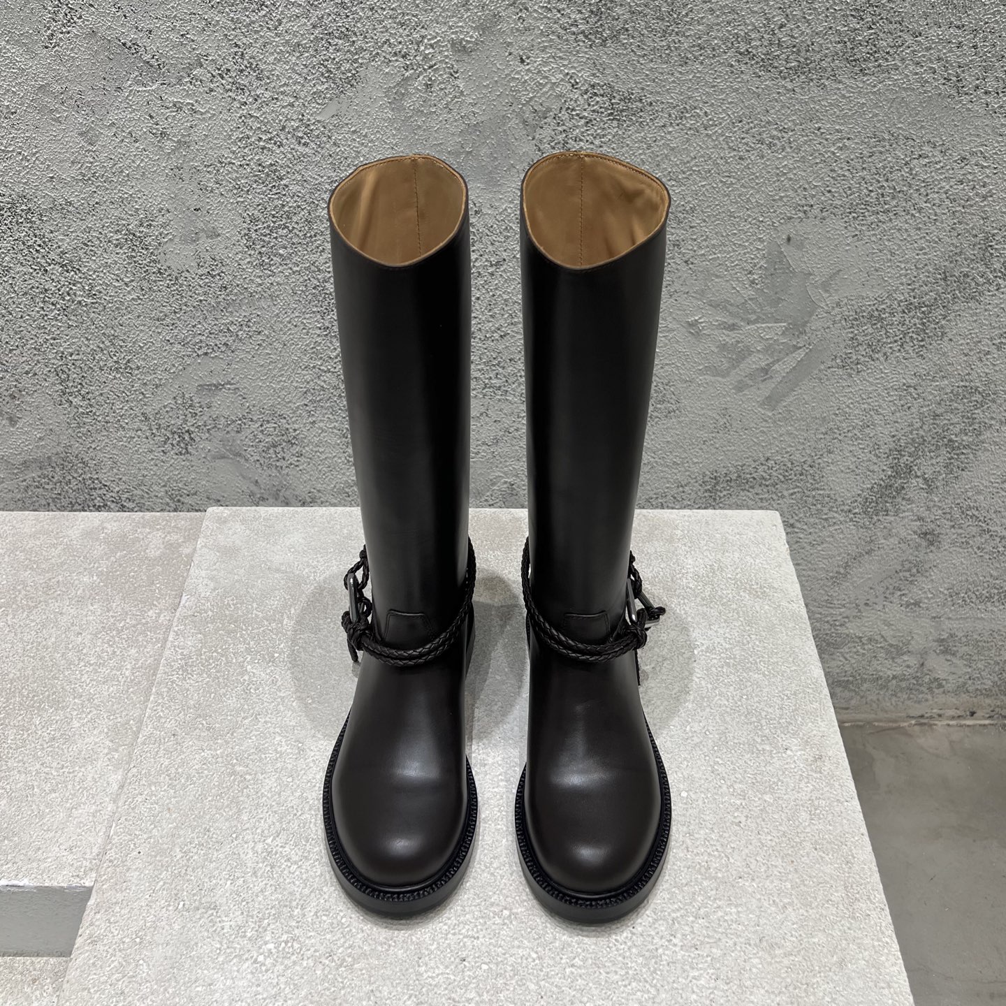 NO:545228,Top high-end version, purchasing quality, original development, Bottega Veneta women's James boots, BV high-top boots, women's Martin boots, it took more than three months to upgrade the version, and finally perfectly replicated. We made every detail exactly the same as the genuine one. Decisively keep the styles for the shipment, how can the beauties you like not keep them yourself, multiple craftsmanship, the market's top quality is welcome to compare, unconditional PK for any details, there are pictures and truths, and today's Internet celebrities and domestic and foreign celebrities are taking advantage of it!  Fashionable women are fully responsible for their outfits. The original model opening combination genuine leather Goodyear bottom no matter how many versions there are on the market, you will be full of surprises when you get it!  Perfect genuine version, free to enter and exit the counter. Pure handmade heavy craftsmanship. Fashionable ladies are the first choice for craftsmanship. The quality of the craftsmanship is the BV logo of imported original Italy imported from Italy, exquisite oil edge craftsmanship, perfect computer needle car threading, big head inverted triangle weaving, easy to wear, easy to put on and take off, easy to take, high-end original consistent water-dyed cowhide inner lining, benchmarking and matching original craftsmanship. The outsole uses the best combination of genuine leather and large sole material Goodyear, matched, and the women's shoe style is more domineering and textured. It is more exquisite and hardworking, and many fashionable ladies are competing to plant grass in punk style. When you get it, you will be full of surprises!  Perfect genuine version, welcome to compare quality and workmanship, pressure-free quality assurance, enter and exit the counter at will. Fabric imported from Italy original top calf leather, inner lining imported from Italy original water dyed cowhide footbed Italian imported from Italy original water dyed cowhide, broadsole imported from Italy original combination leather sole, 35-39 (customized for 40.41.42, no return or exchange) Packaging: Top high-end full set of original genuine packaging, boots, bottega veneta, bottega veneta, boots, cowhide, Leather soles19860909顶级高端版本 代购品质 原版开发 BottegaVeneta女士James长筒靴 BV高筒靴女款马丁靴,耗时三个多月升级版终于完美复刻,我们把每一个细节做得和正品一模一样.出货果断自留款式,喜欢的美女们怎能不自留,多重工艺,市场顶级品质欢迎对比,无条件任何细节PK 有图有真相,当今网红国内外明星们纷纷上脚！时尚潮女们穿搭全面担当.原版开模组合真皮固特异大底无论市面有多少版本,当你拿到它的那一刻都会充满惊喜！完美的正品级版本,随意进出专柜.纯手工制作重磅工艺. 时尚潮女士们首选必备,讲究的就是工艺质感,本产品采用意大利进口原版定制顶级小牛皮倒三角设计BV标识,精致油边工艺,完美电脑针车走线,大头倒三角编织,易穿搭 易穿脱 轻松拿,内里选用高档原版一致水染牛皮内里 对标对版 原厂工艺.大底采用最好的组合真皮大底材质固特异 对版对质,鞋型女款更为霸气 有质感.精工细作 更扛造耐穿,众多时尚潮女士们 朋克风争相种草 搭配.当你拿到它的那一刻都会充满惊喜！完美的正品级版本,欢迎对比质量和做工,无压力的品质保障,随意进出专柜. 面料意大利进口原版顶级小牛皮 内里意大利进口原版水染牛皮 垫脚意大利进口原版水染牛皮 大底意大利进口原版组合真皮底 码数35-39（40.41.42定做,不退不换) 包装: 顶级高端全套原版正品包装,靴子,bottega veneta,bottega veneta,boots,cowhide,Leather soles,Women's Shoes