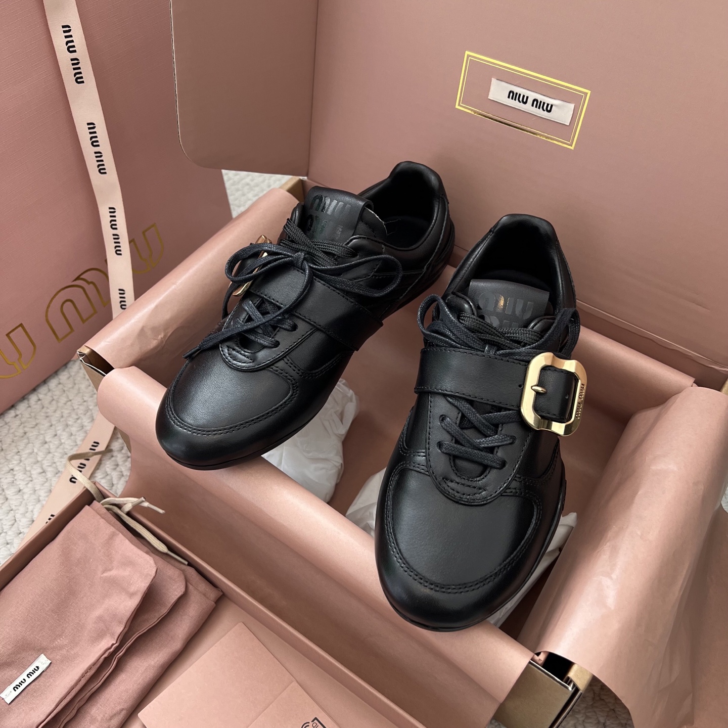 MiuMiu кроссовки в стиле ретро, черные, из телячьей кожи, на резиновой подошве, со шнуровкой и металлической пряжкой