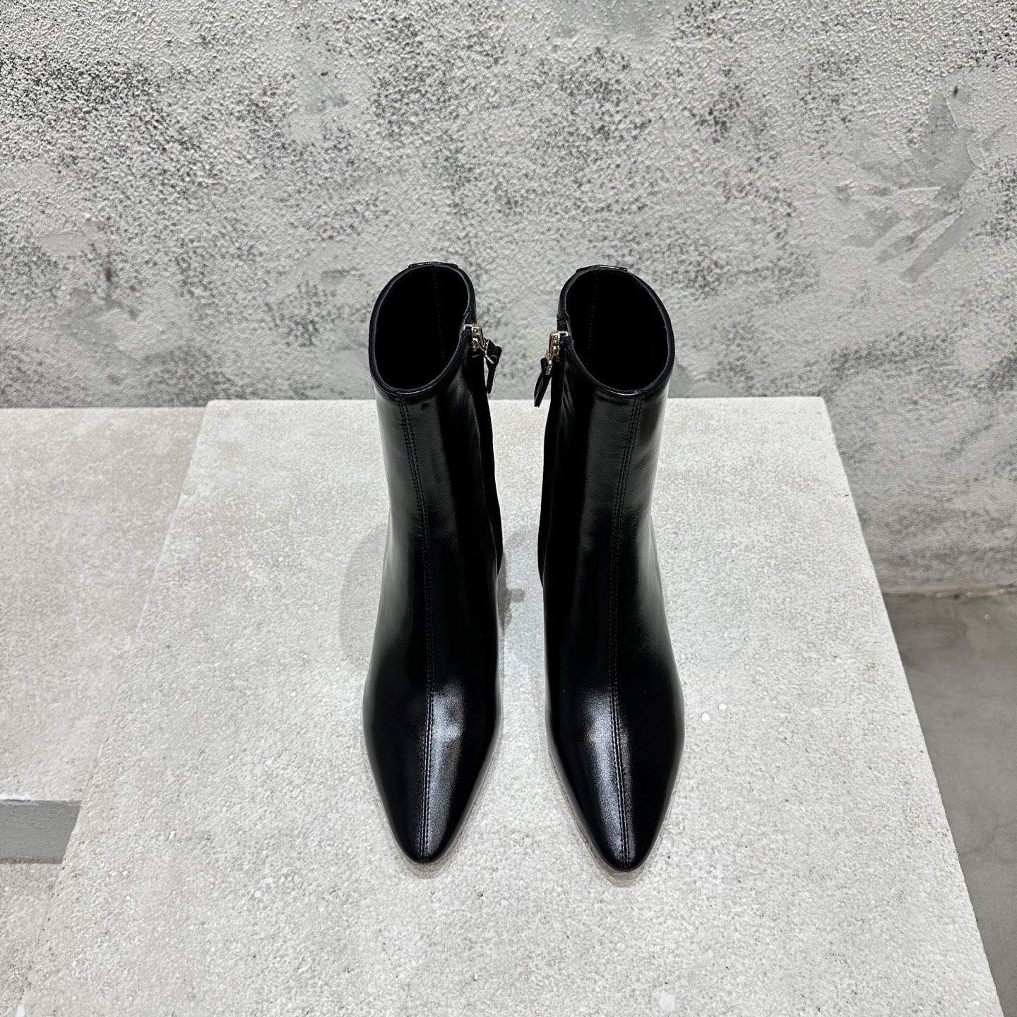 Bottega Veneta Pointed Toe Ankle Boots Waxed Leather Black