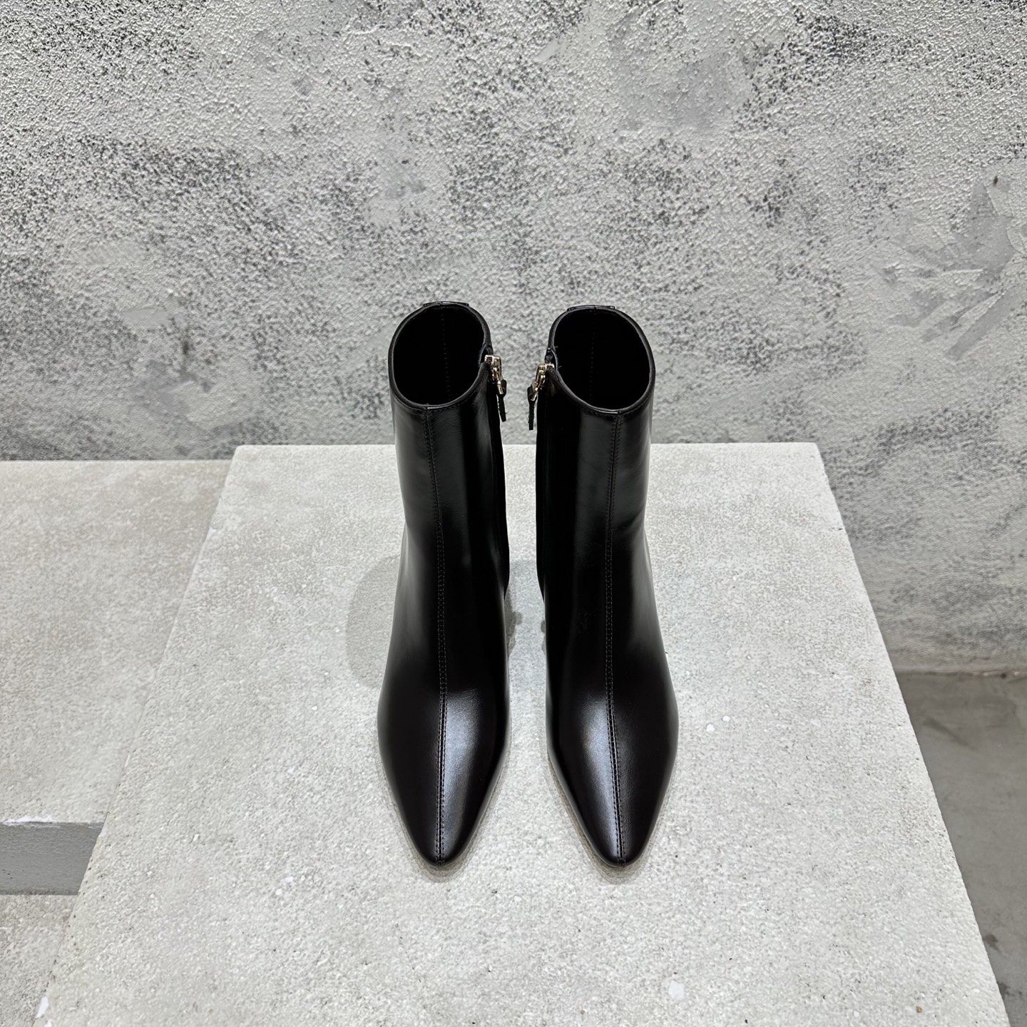 Bottega Veneta Pointed Toe Ankle Boots Waxed Leather Black
