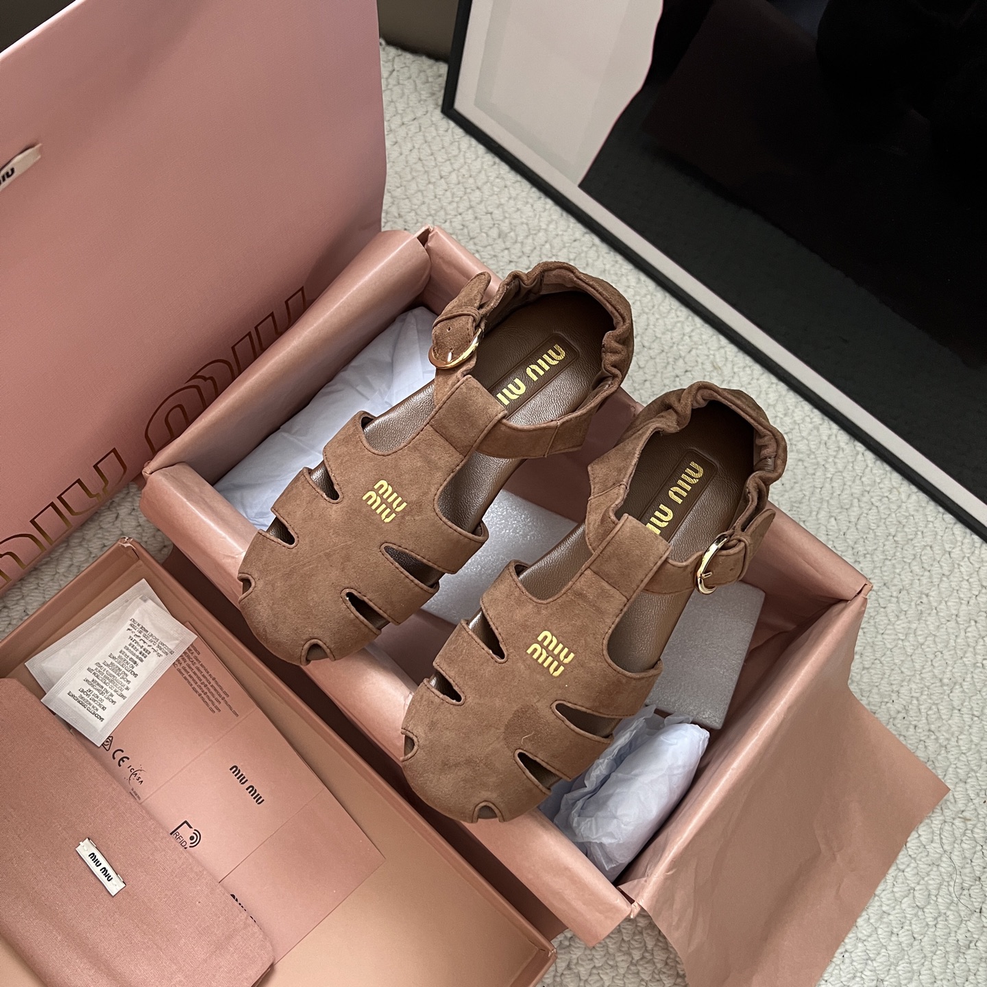 NO:814936,High version MiuMi* Miu Miu 25ss early spring new catwalk new Roman shoes Mary Jane ballet shoes official spring and summer catwalk new style, fashionable and versatile, both salty and sweet, not abrasive to feet at all, whether worn barefoot or with socks, super age-reducing, super versatile!  Upper cowhide, lining sheepskin, sole original rubber outsole Size# 35-39 (40.41 custom-made, non-returnable), sandals, miumiu, sandals, mary jane, cowhide, sheepskin, socks19860909高版本 MiuMi* 缪缪 25ss早春新款 走秀新款罗马鞋玛丽珍芭蕾舞鞋 官方春夏走秀新款,时髦百搭·即可咸又可甜 一点也不磨脚 无论光脚穿还是搭配袜子穿都超级减龄 超级无敌百搭！ 鞋面牛皮 内里垫脚羊皮 鞋底原版橡胶大底 Size# 35-39（40.41订做不退换）,凉鞋,miumiu,sandals,mary jane,cowhide,sheepskin,socks,Women's Shoes