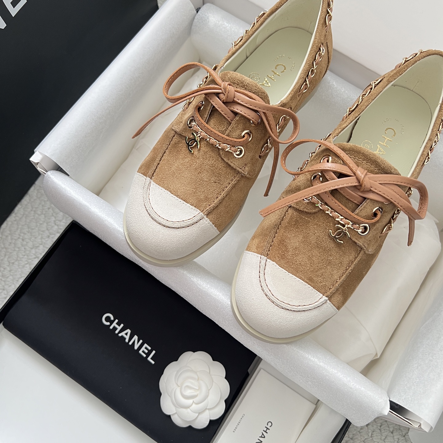 NO:814926,CHANE* —————————————— Purchasing agent level Chanel 26C early spring new color-blocked suede loafers. The soles are super soft and extremely comfortable. The feet do not hurt after walking thousands of steps. Xiaoxiang’s pair of flat casual shoes can be said to be the most designed shoes in recent years. The clever choice of leather chain is unique and chic. I fell in love with the suede color-blocking. It is versatile for daily use. The most important thing is the soft sole.  Super comfortable and easy to wear. As long as you try it on your feet, you will be surprised. It is a rare shoe that combines comfort, style and versatility. /About material./ FABRIC CONTENT Fabric: Cow suede Original custom Tuscan wool Sole: Raw rubber outsole Lined sheepskin Size: 35-41 (40, 41 non-refundable), casual shoes/sports shoes, chanel, chanel, loafers, sneakers, sheepskin, chamois leather19860909CHANE*  —————————————— 代购级别 Chanel 香奈儿26C早春新款拼色麂皮乐福鞋 鞋底超软 无比舒适的豆豆鞋 日行万步脚不疼 小香这双平底休闲鞋 可以说是这几年最具设计感的鞋子了 巧妙选用皮穿链条个性别致 一眼就爱上 麂皮拼色 日常又百搭 最最主要是选用了柔软的鞋底 超级舒服好穿 只要上脚试穿都会很惊喜 是难得将舒适 洋气 百搭融合得这么好的一款鞋 /关于材质./ FABRIC CONTENT 面料 : 牛反绒 原版定制托斯卡纳羊毛 鞋底 : 生胶大底 内里羊皮 Size : 35-41（40、41不退换）,休闲鞋/运动鞋,chanel,chanel,loafers,sneakers,sheepskin,chamois leather,Women's Shoes